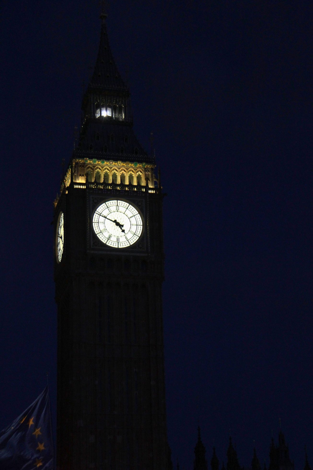 Zdjęcie przedstawia zegar Big Ben w Londynie.