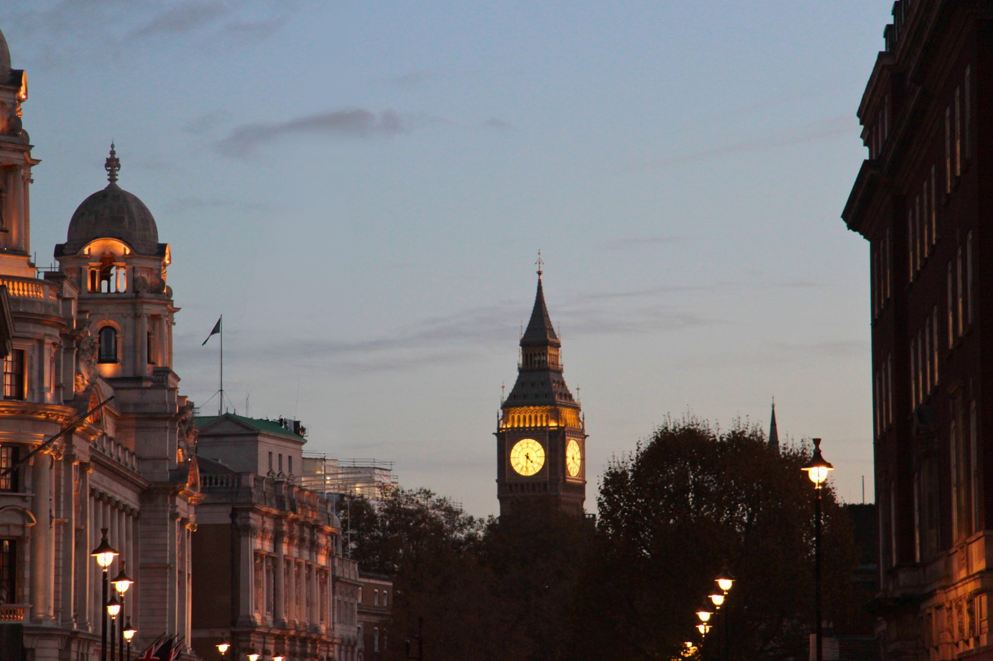 Zdjęcie przedstawia zegar Big Ben w Londynie.