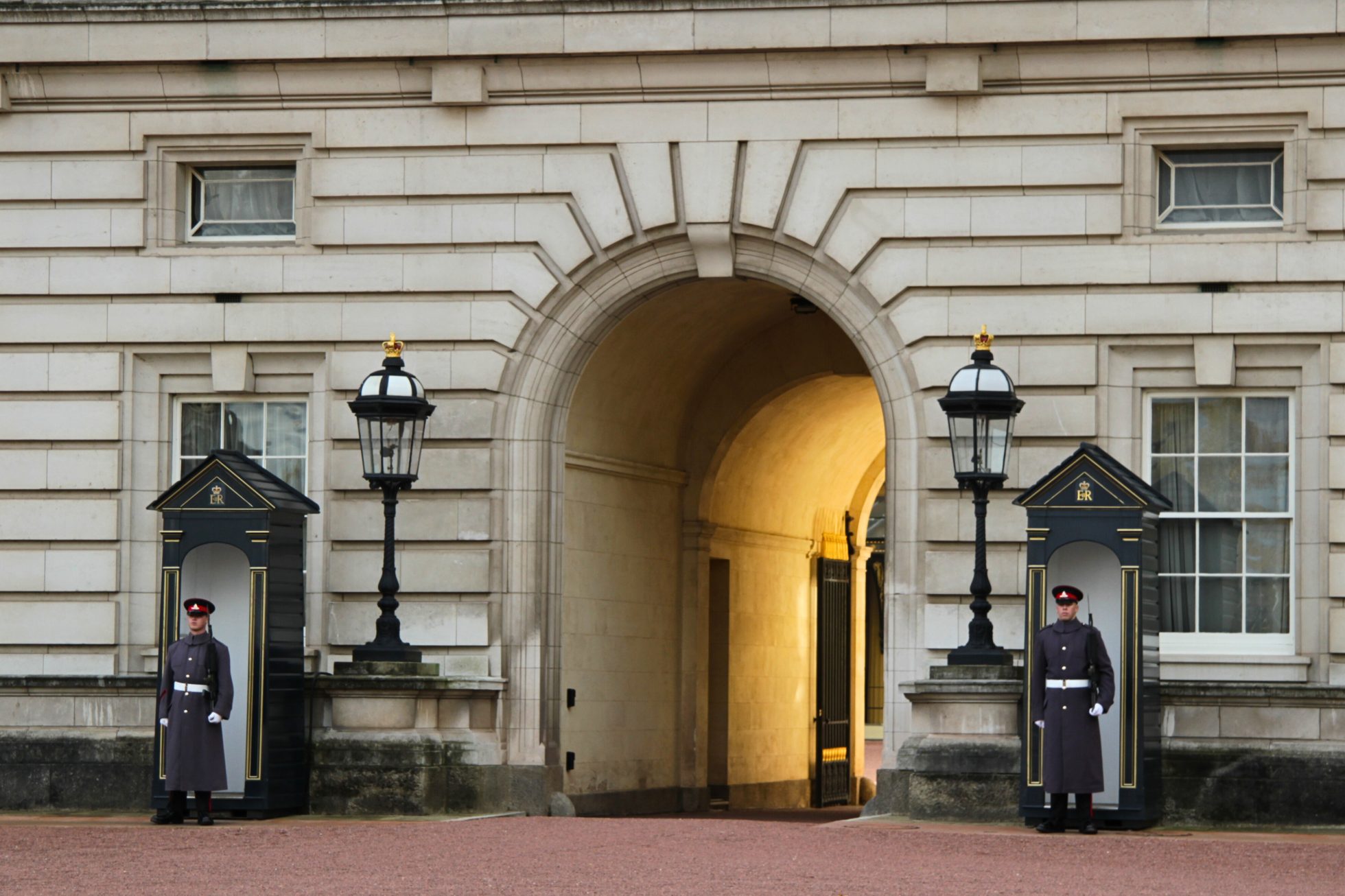 Budynek Buckingham Palace w Londynie w słoneczny dzień.