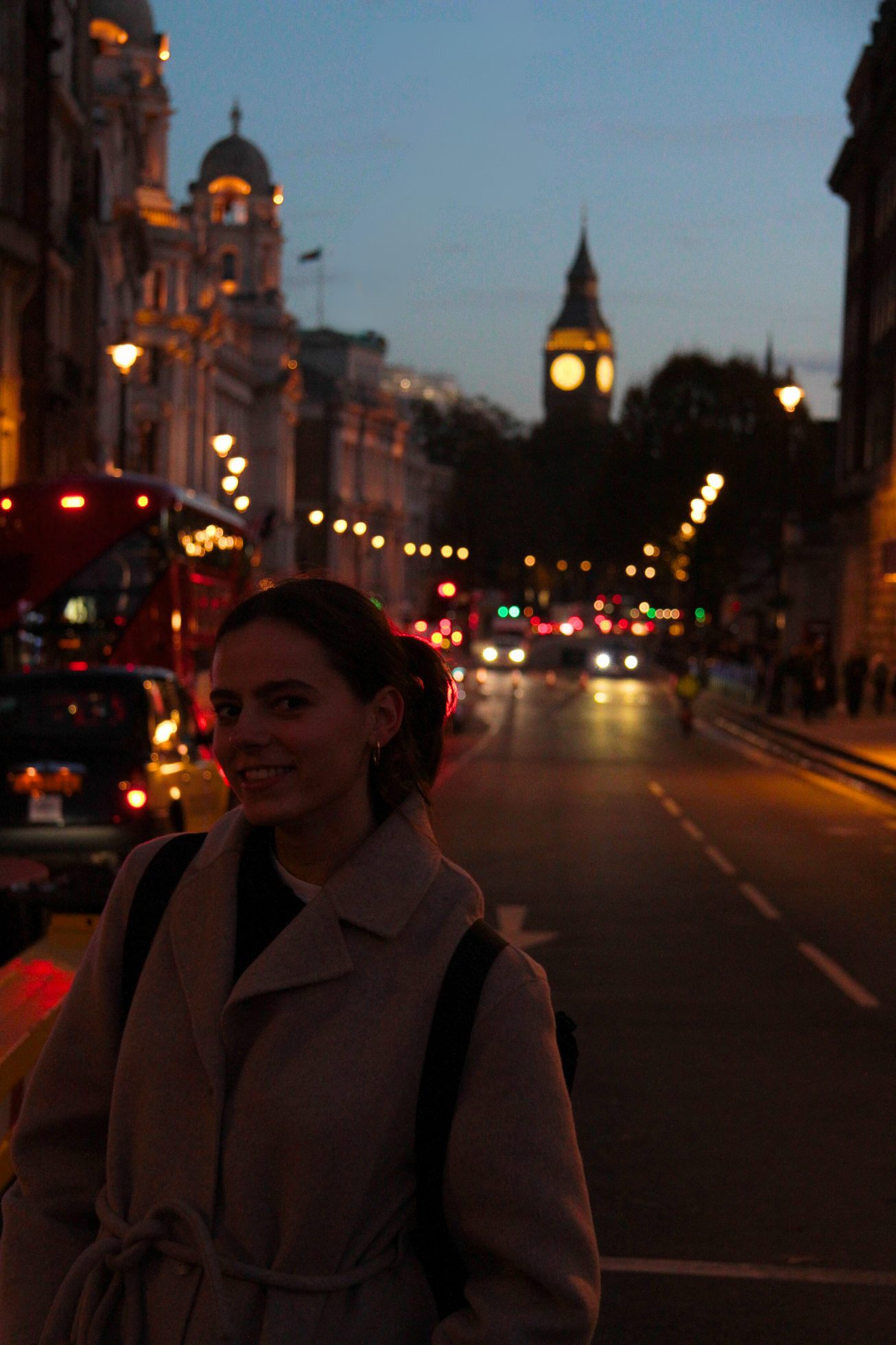 Kobieta na tle zegara Big Ben w Londynie.