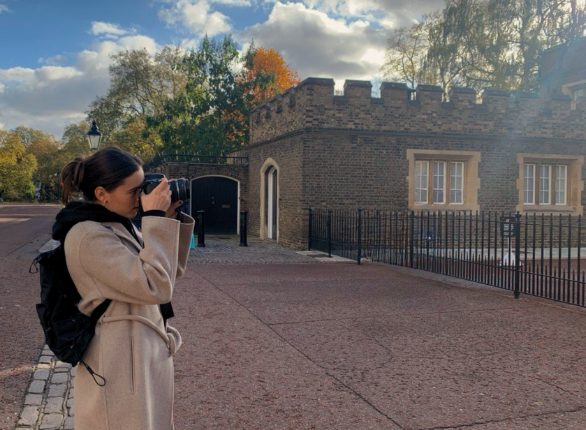 Kobieta fotografujaca budynek