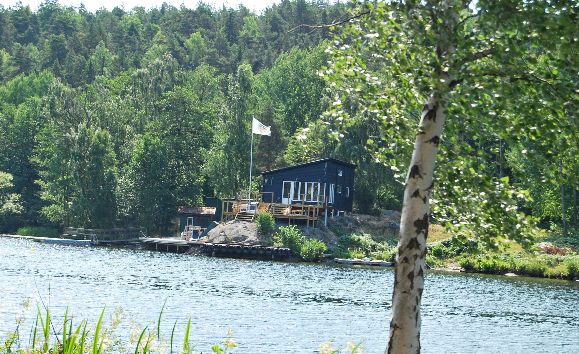 Domek letniskowy nad jeziorem w Szwecji