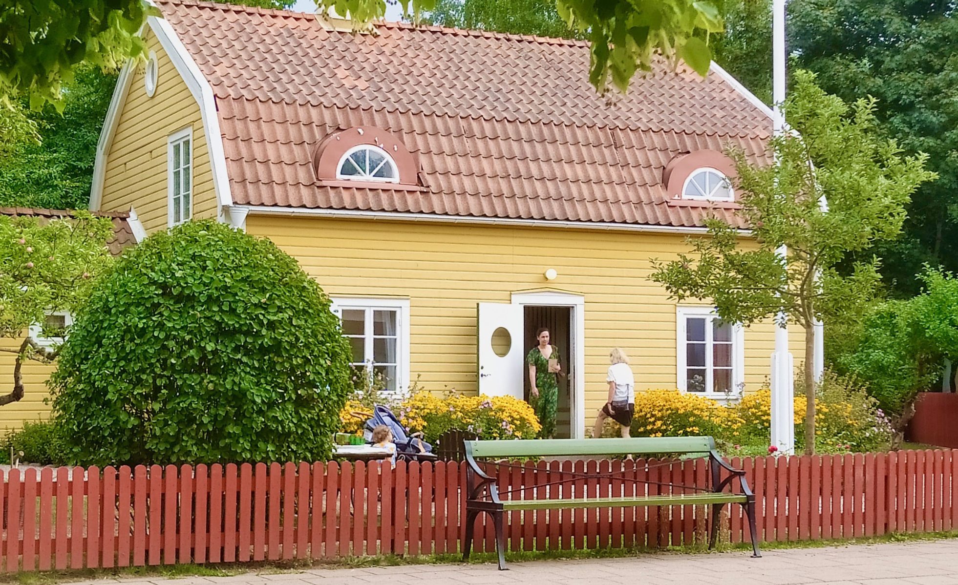 Budynk poczty w parku Astrid Lindgen