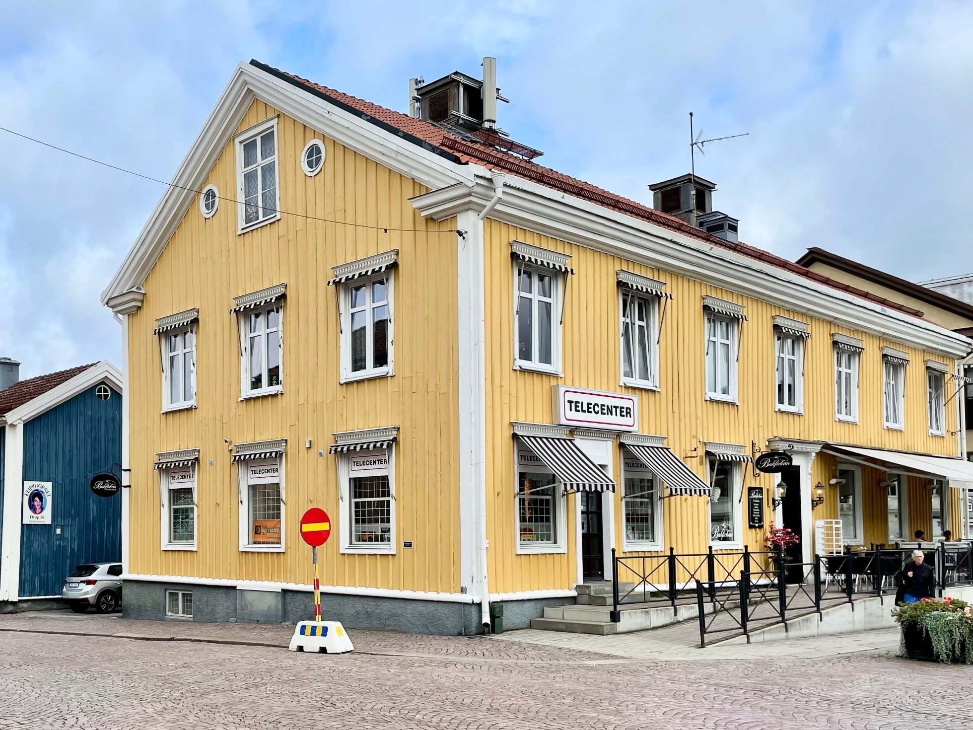 Żółty budnek centali komunikacyjnej w Vimmerby