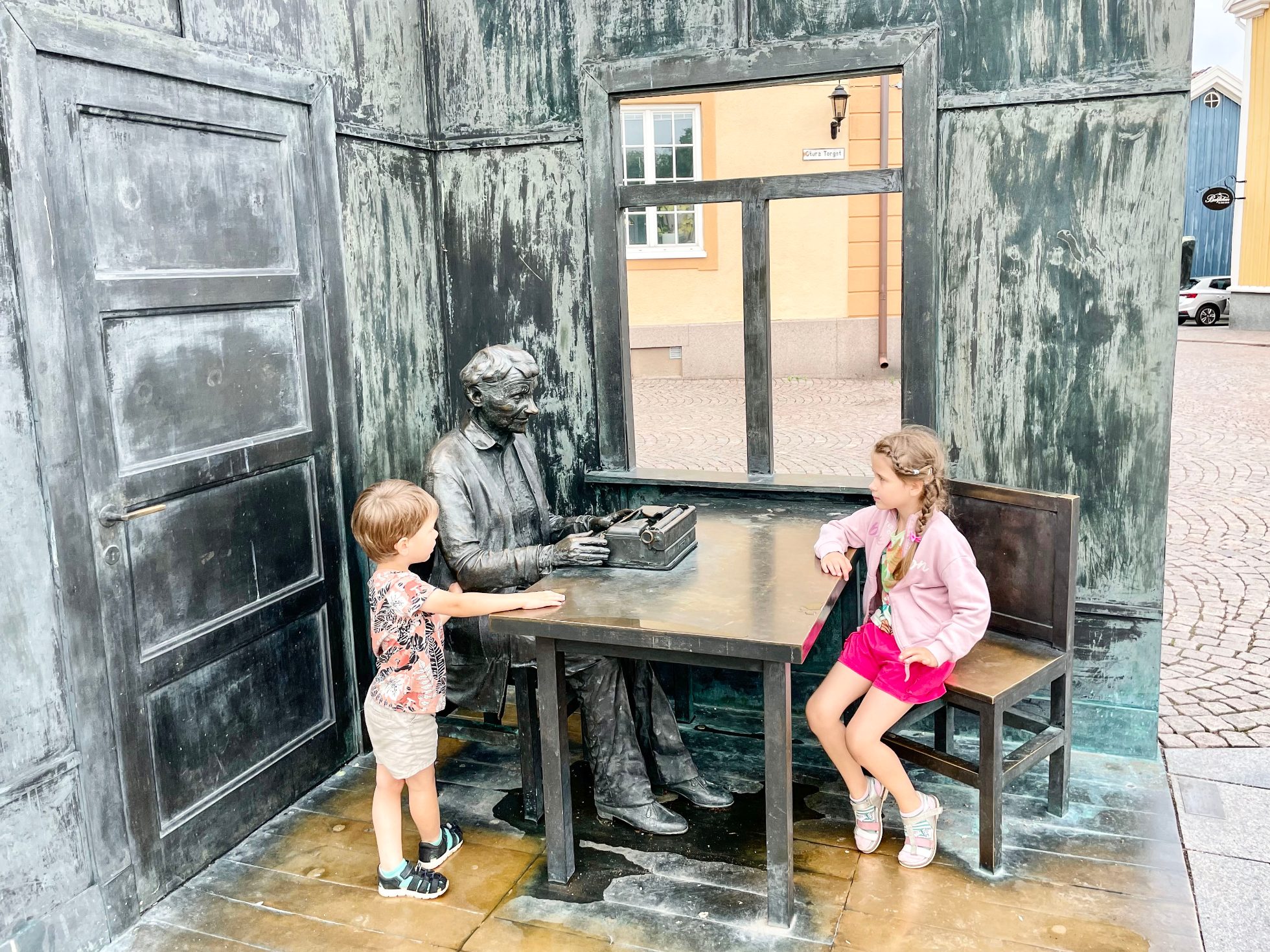 Dzieci patrzące na pomnik Astrid Lindgren w centrum Vimmerby