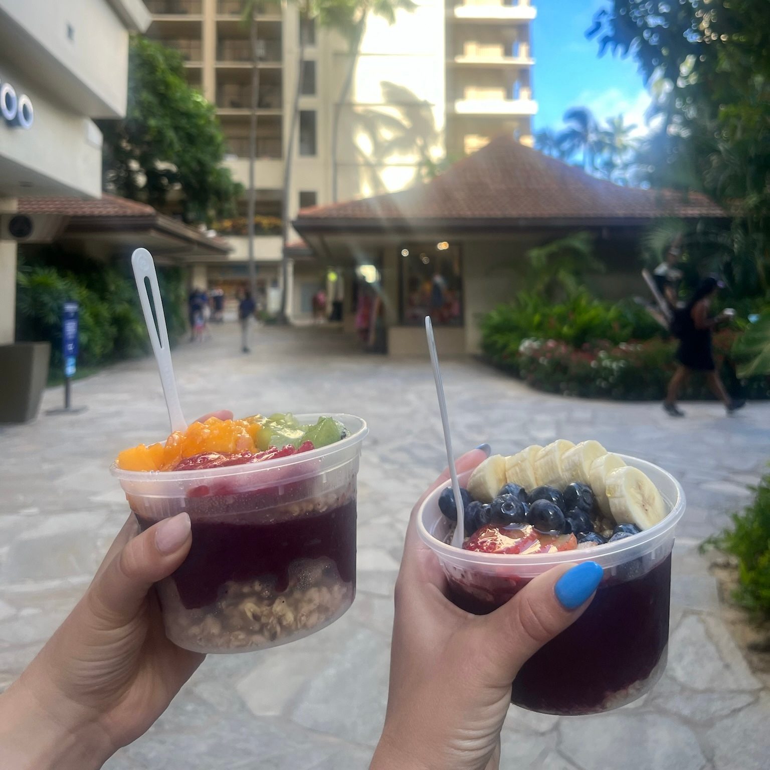 Miski z acai bowl trzymane w dłoniach