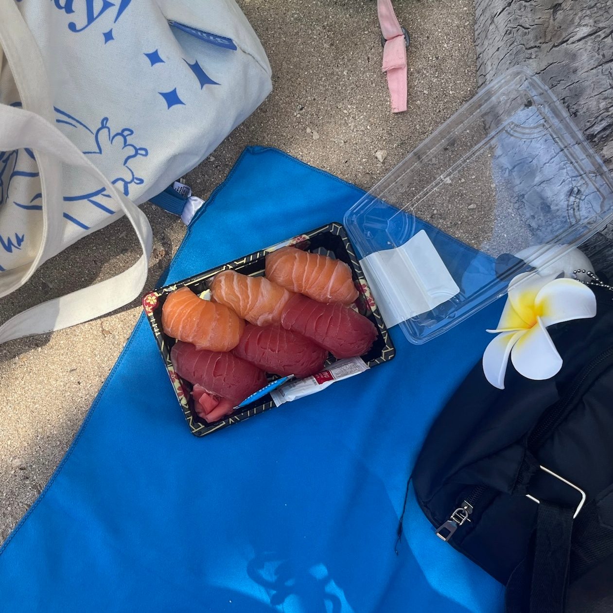 Kobieta jedząca sushi w restauracji na Hawajach.