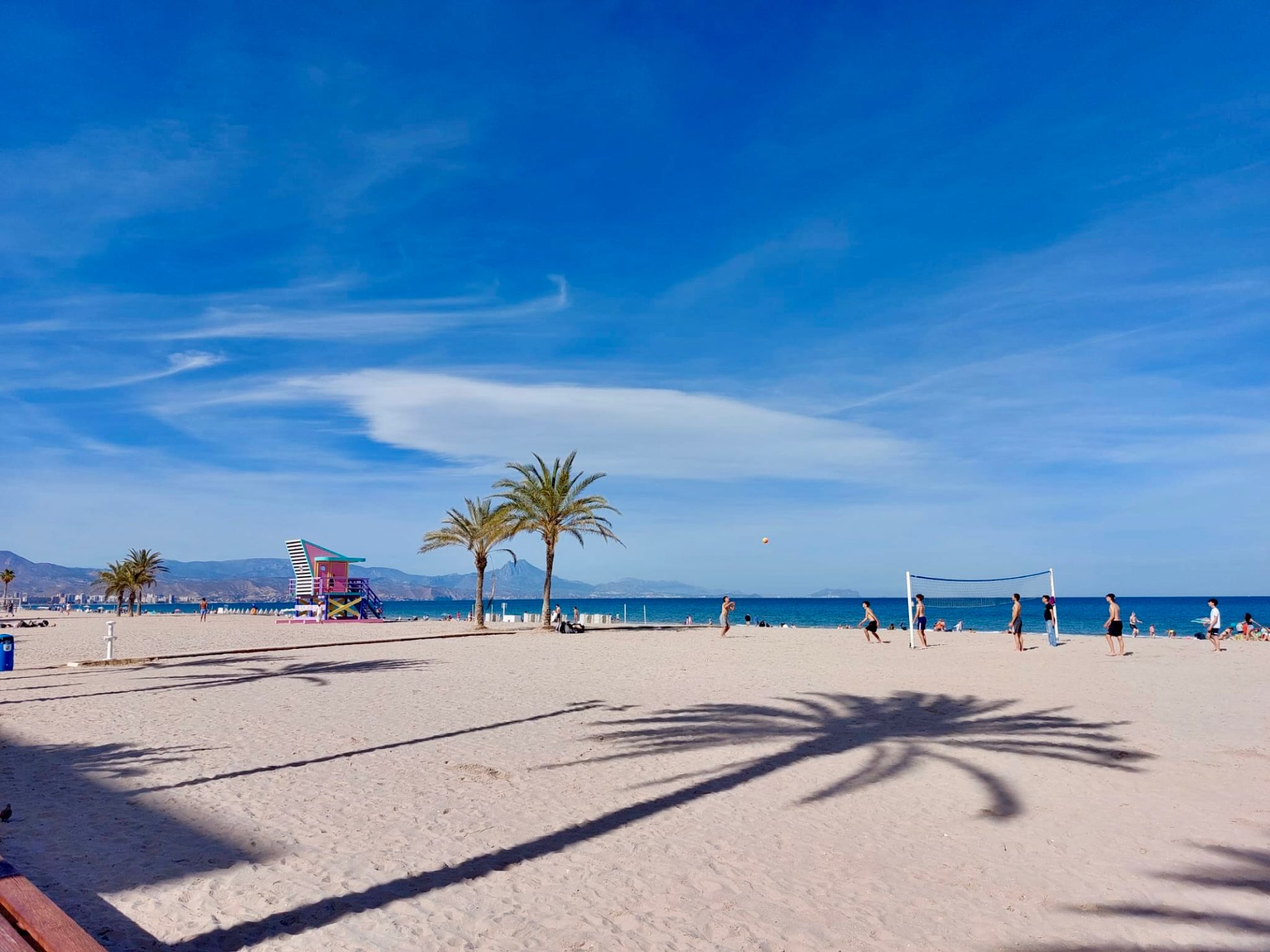 Plaża w Alicante. Piasek, morze i niebo.