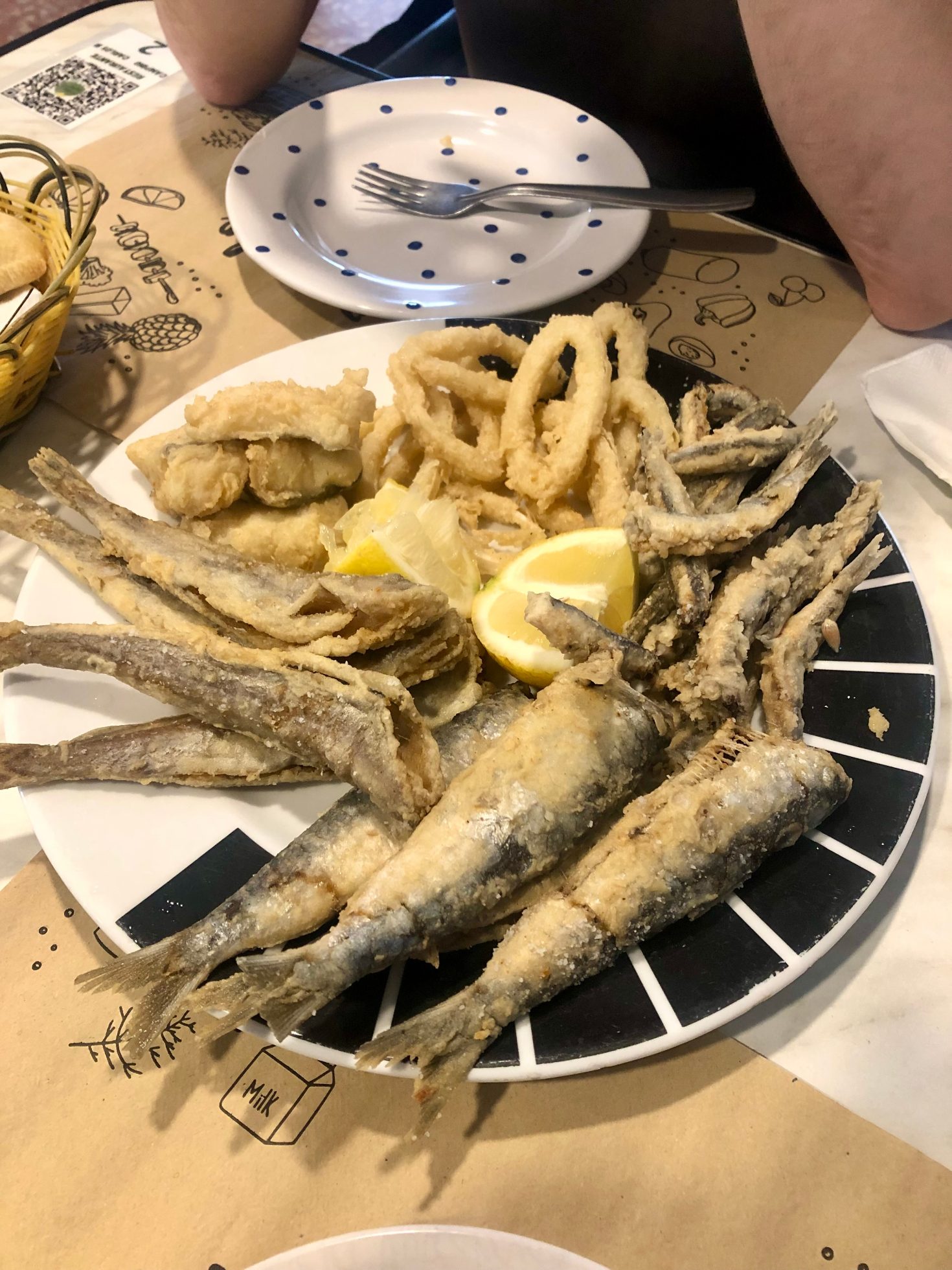Frito mixto - smażone ryby i owoce morza