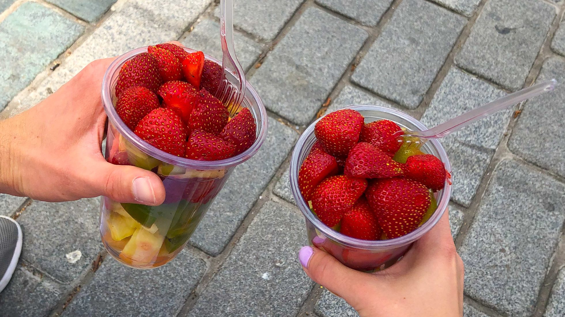 Kubek owoców ze straganu w Stambule