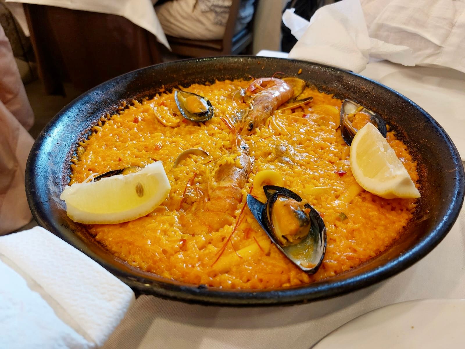 Paella valenciana - ryż z owocami morza