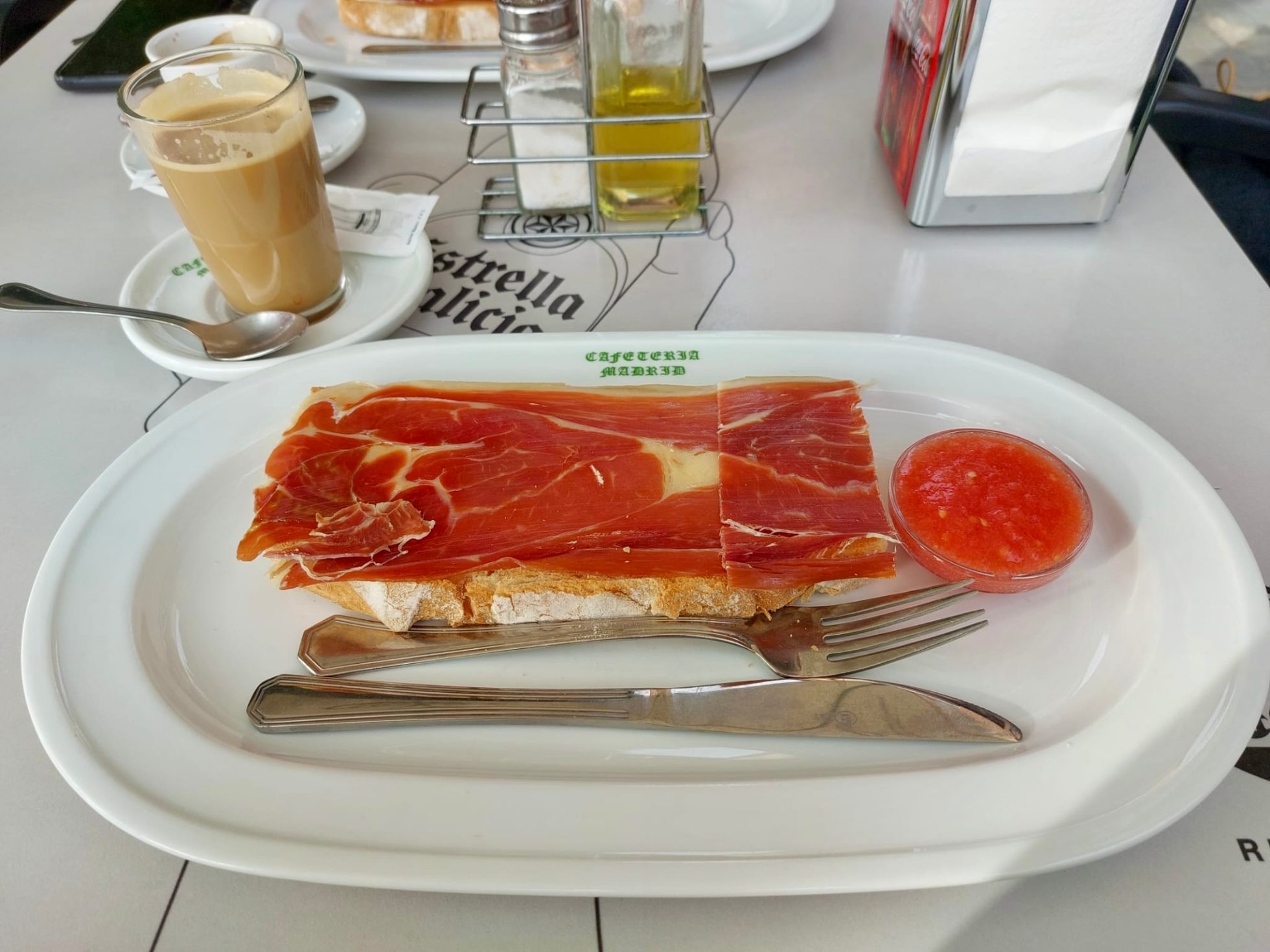 Tostadas z szynką jamón serrano