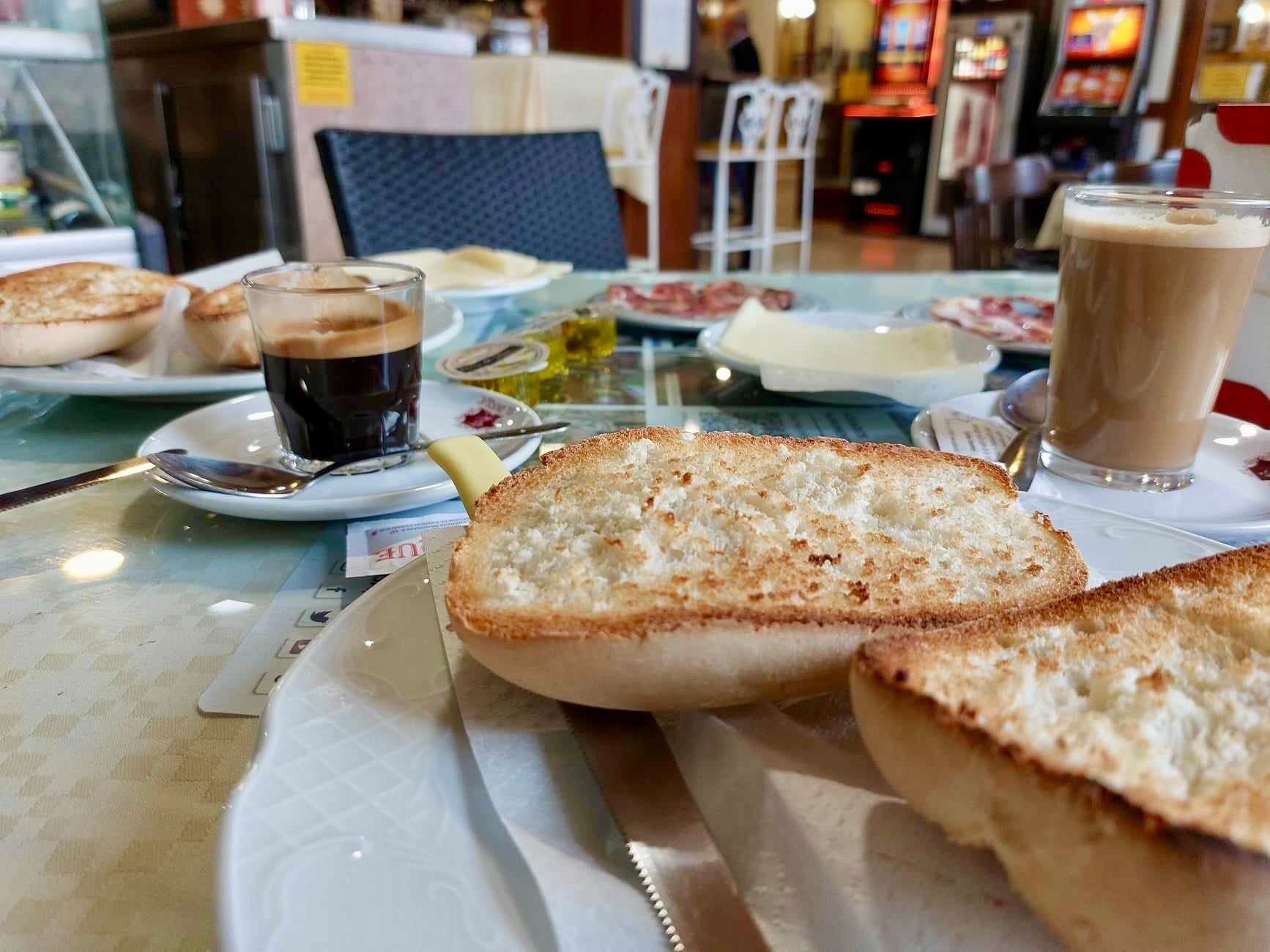 Typowe hiszpańskie śniadanie