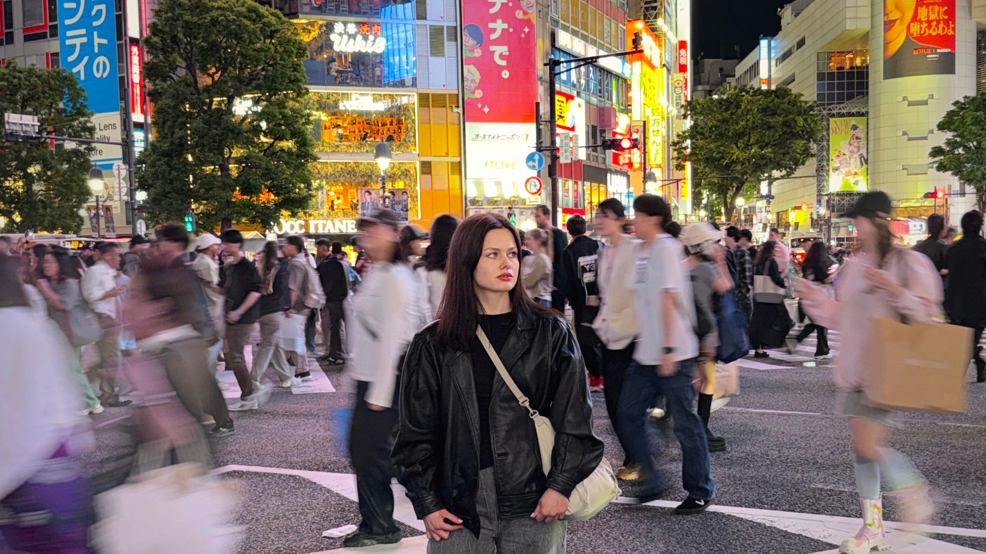 Ola Dudziak na zatłoczonym przejściu dla pieszych Shibuya Crossing w Tokio