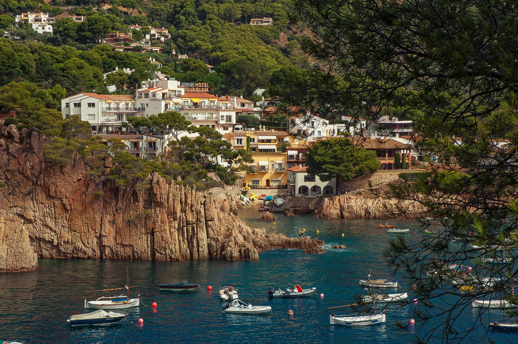 Plaża Aiguablava na Costa Brava. Piasek, morze, niebo. Cisza i spokój.