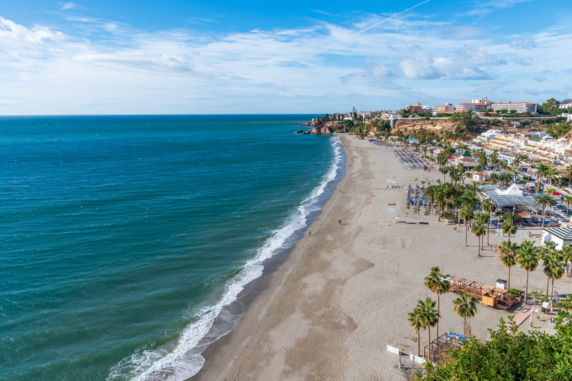 Plaża Burriana w Nerja. Piasek, morze, niebo. Cisza i spokój.