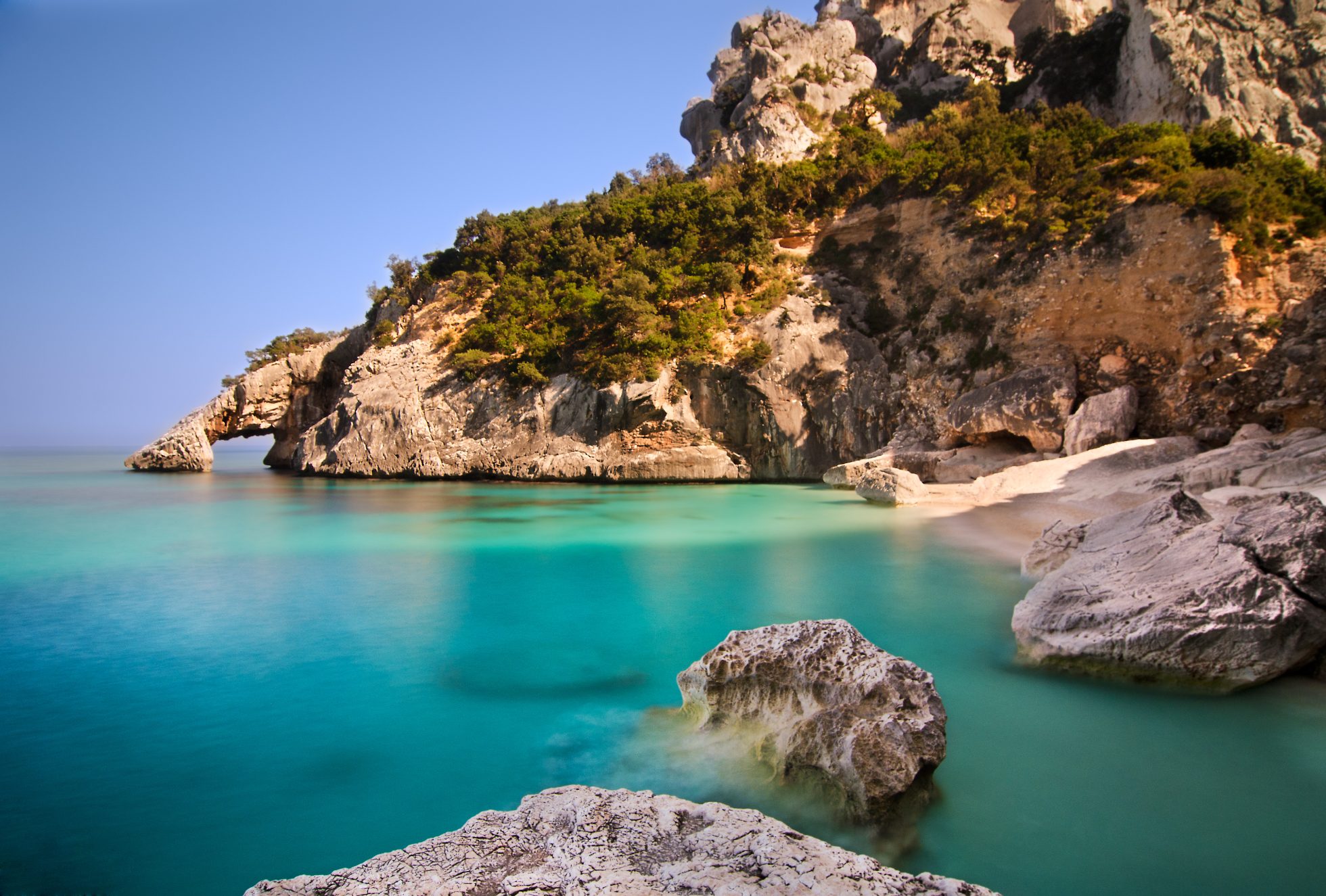Formacje skalne w Cala Goloritze, Sardynia.