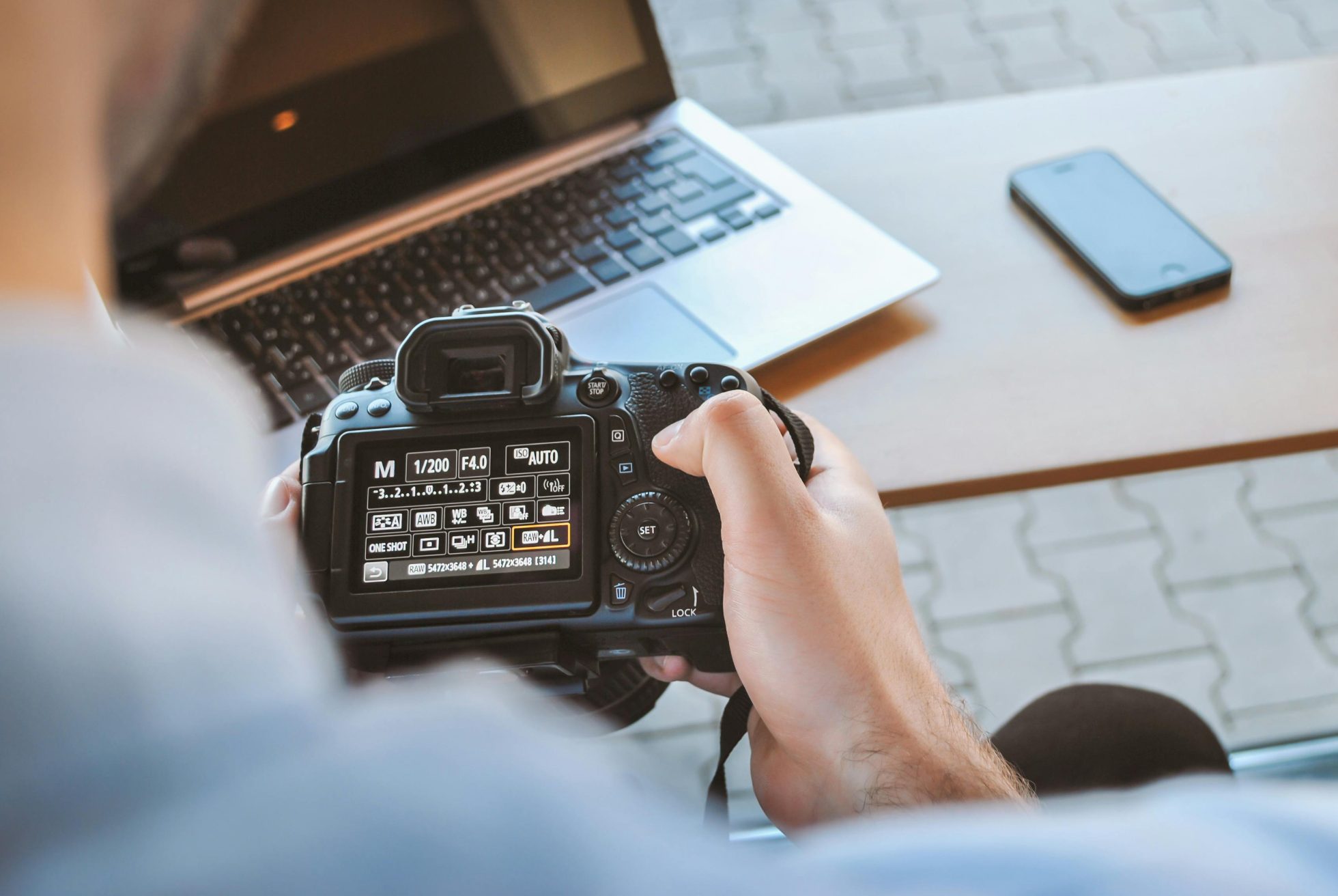 Osoba przegladajaca zdjęcia na aparacie fotograficznym