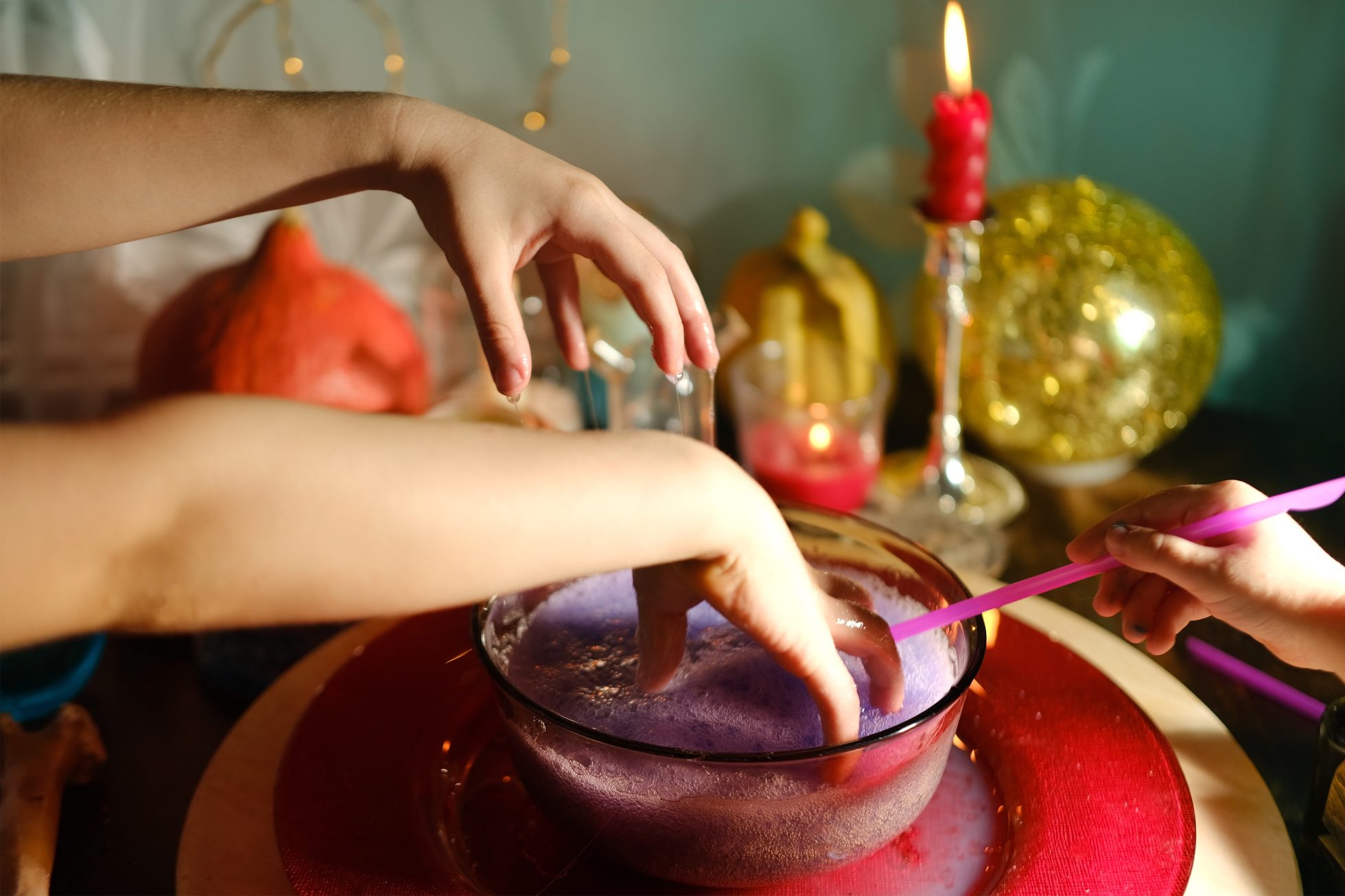 Dziecko wykonujące magiczne gesty nad miksturą, zabawy andrzejkowe, Andrzejki 2023
