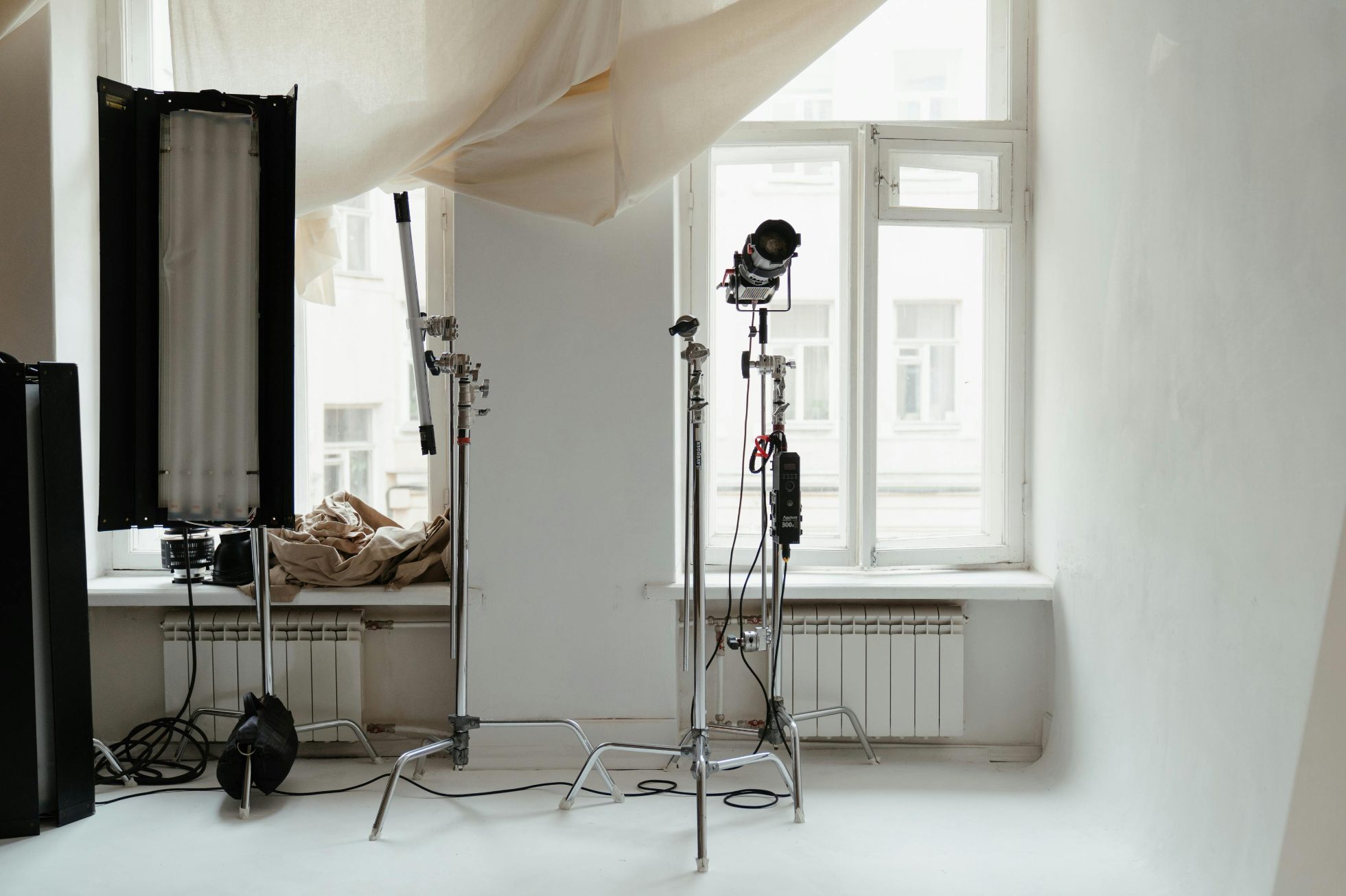 Studio fotograficzne z oświetleniem i tłem.