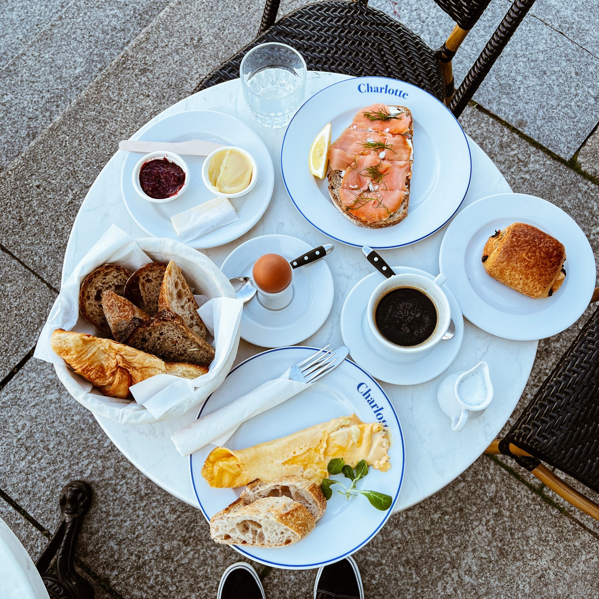 Francuskie śniadanie w Charlotte bistro na okrągłym, marmurowym blacie - Instagramowe miejsca w Warszawie