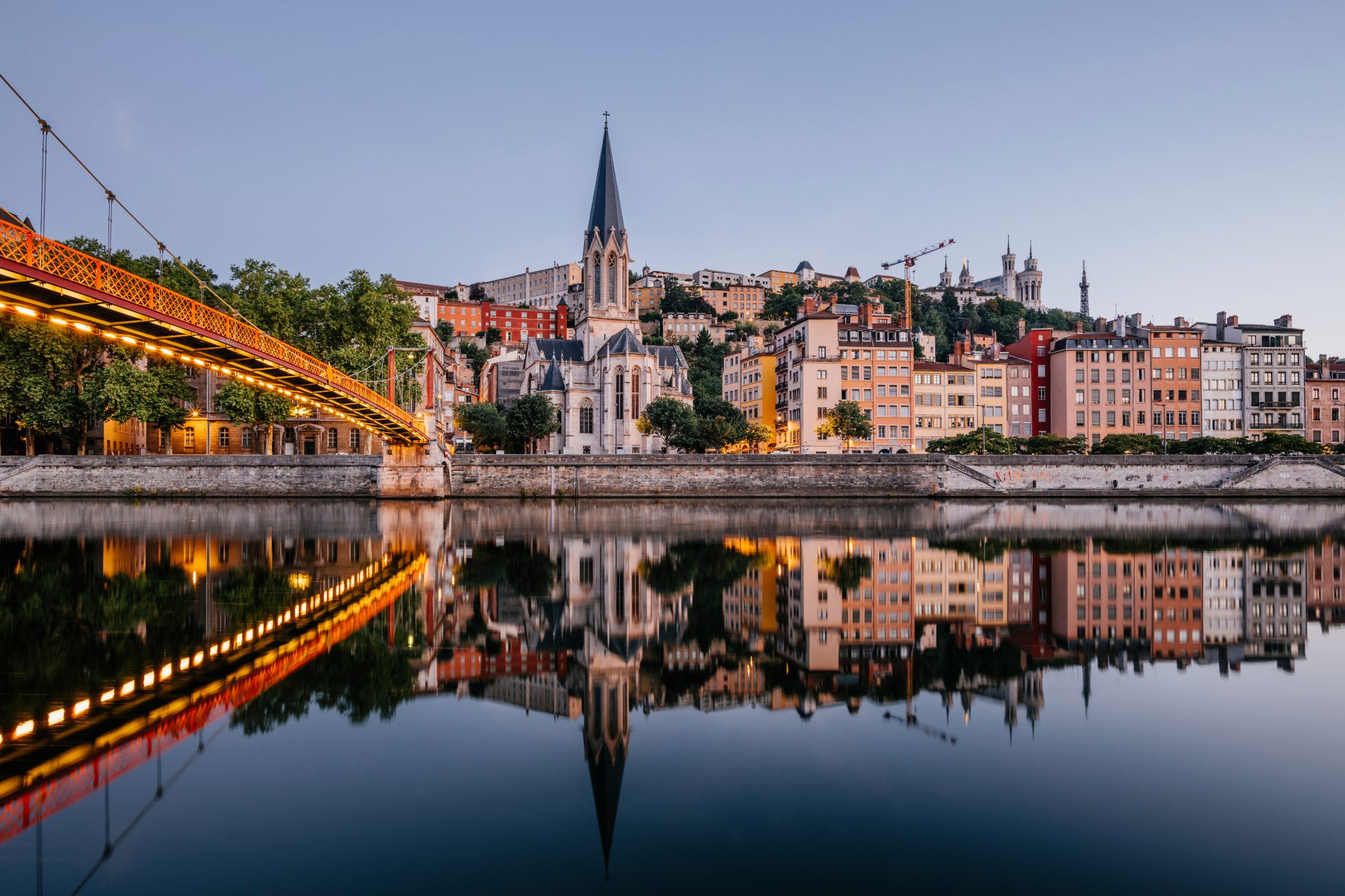 Widok na stare miasto w Lyonie od strony Sekwany.