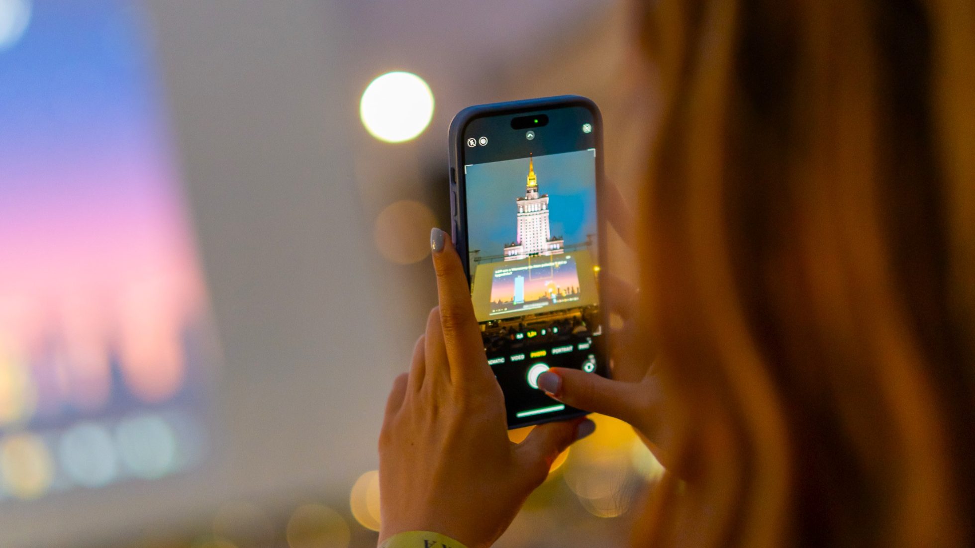 Osoba robiąca zdjęcie smartfonem