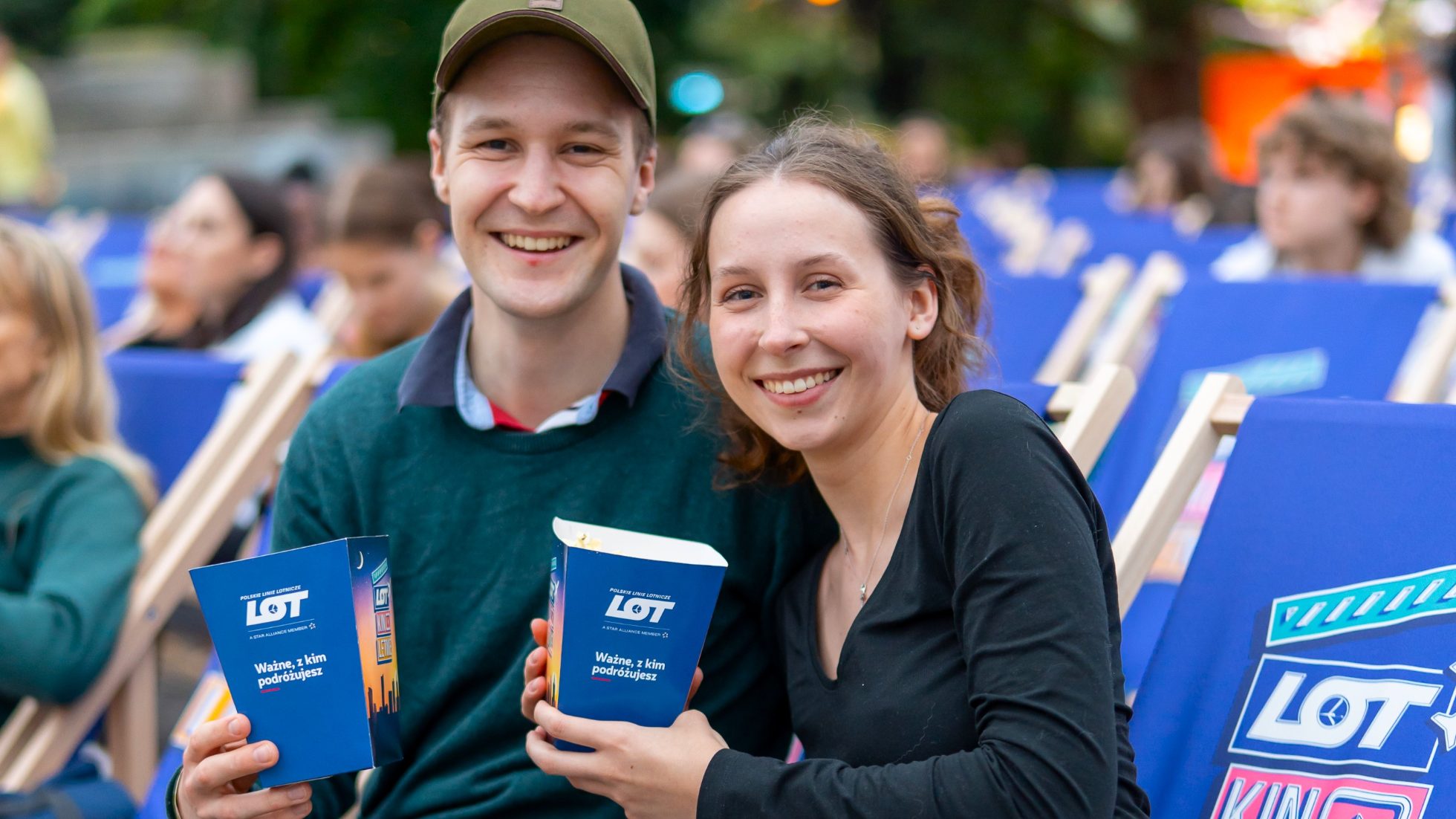 Dwie osoby na leżakach na wydarzeniu "Kino LOT"