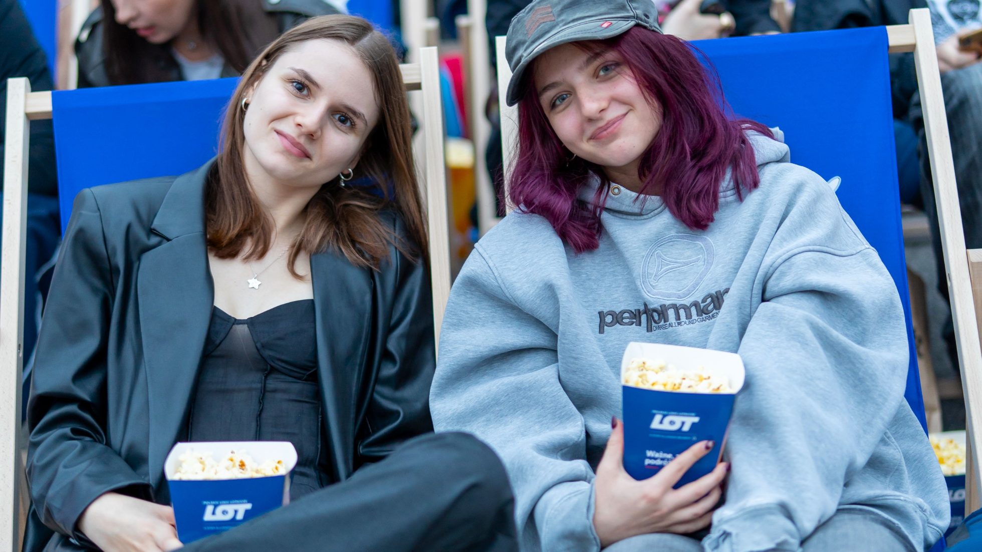 Dwie osoby na leżakach na wydarzeniu "Kino LOT"