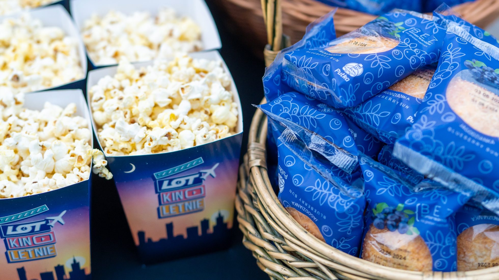 poczęstunek popcorn i jagodzianki - LOT Kino letnie