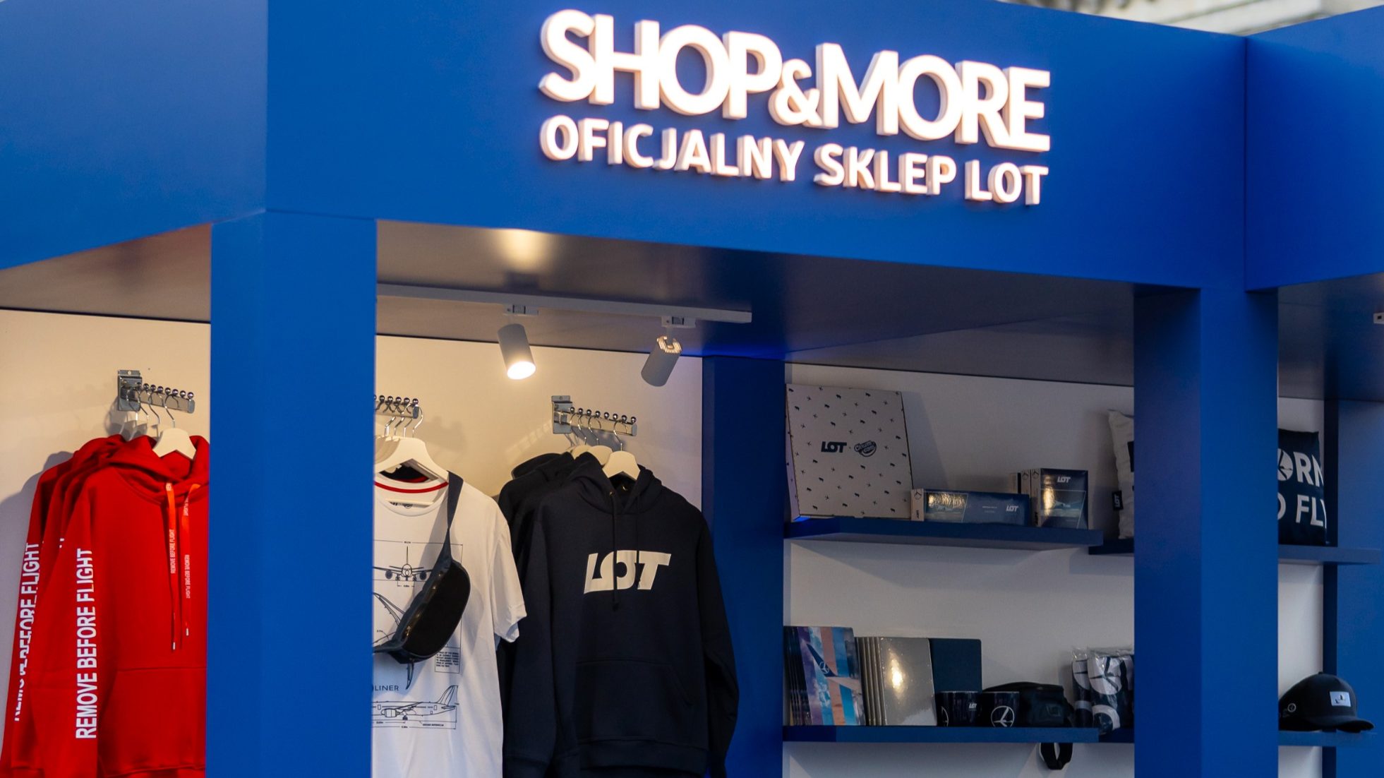 stanowisko sklepu LOT - LOT kino letnie