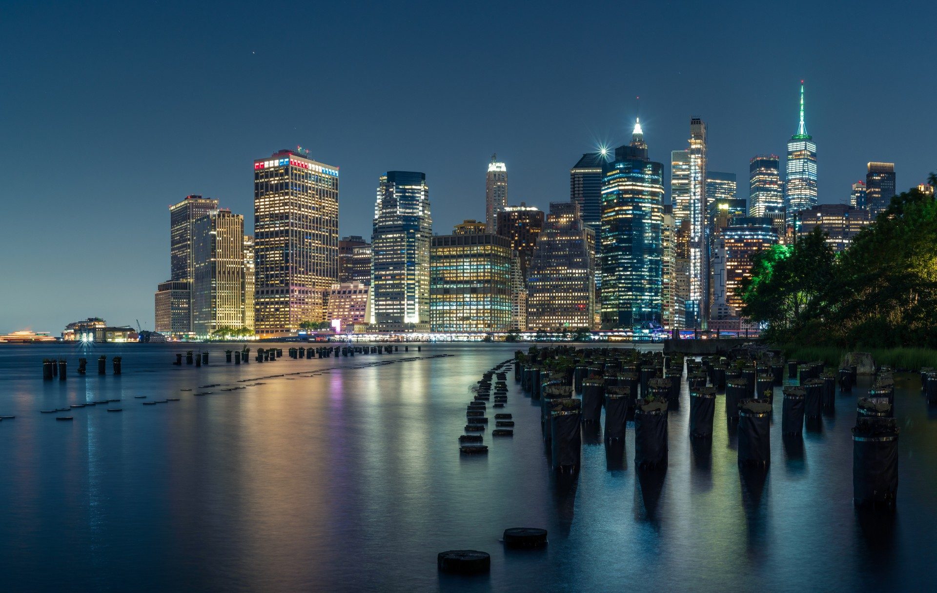 Manhattan nocą - rozświetlone drapacze chmur nocą