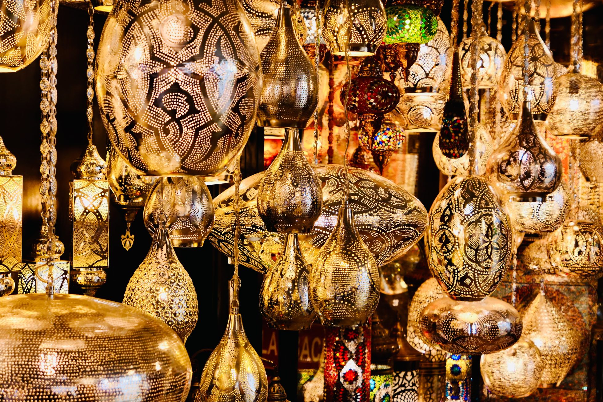 Kolorowe budynki i palmy w Marrakeszu