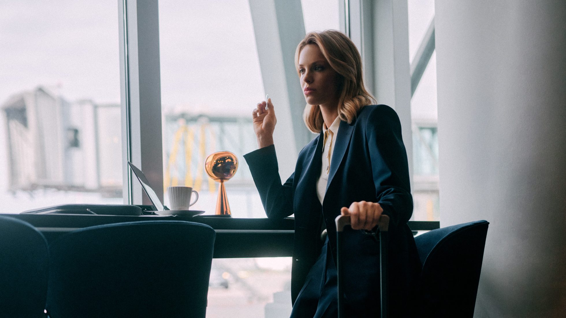 Biznesswoam siedząca przy stoliku w LOT Business Lounge Mazurek