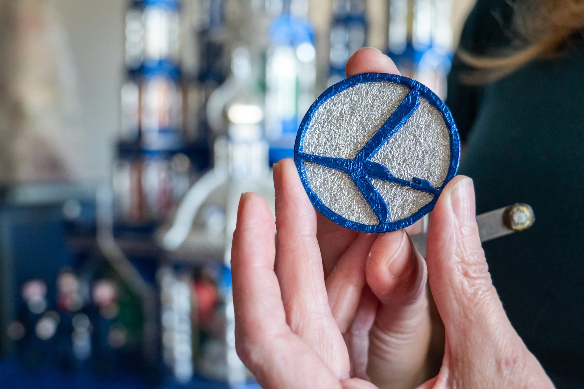 Drewniane, ręcznie zrobione logo LOT-u - granatowy żuraw na srebrnym tle