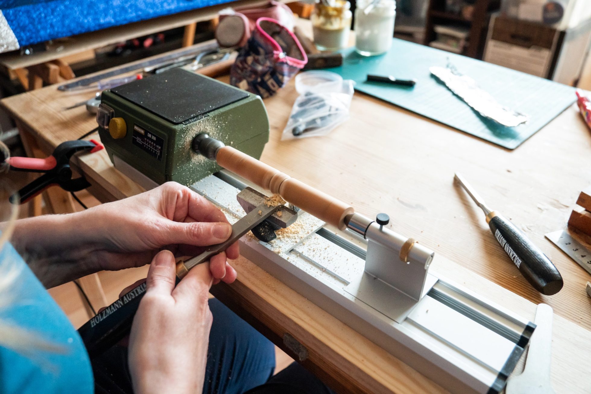 proces przygotowania materiałów do wykonania szopki krakowskiej LOT-u