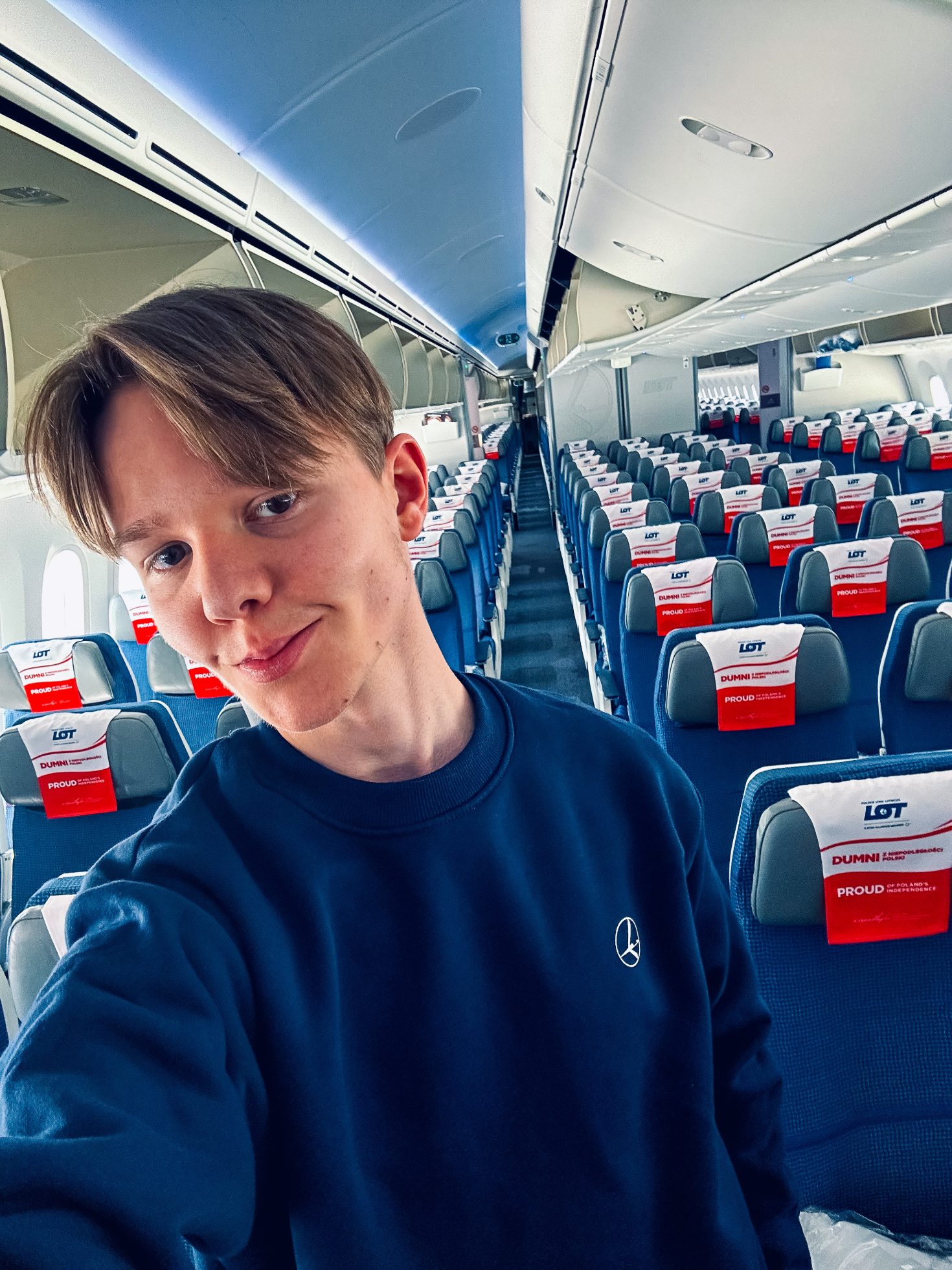 selfie na pokładzie Dreamlinera z kabiną w tle - Kamil Wrzosek