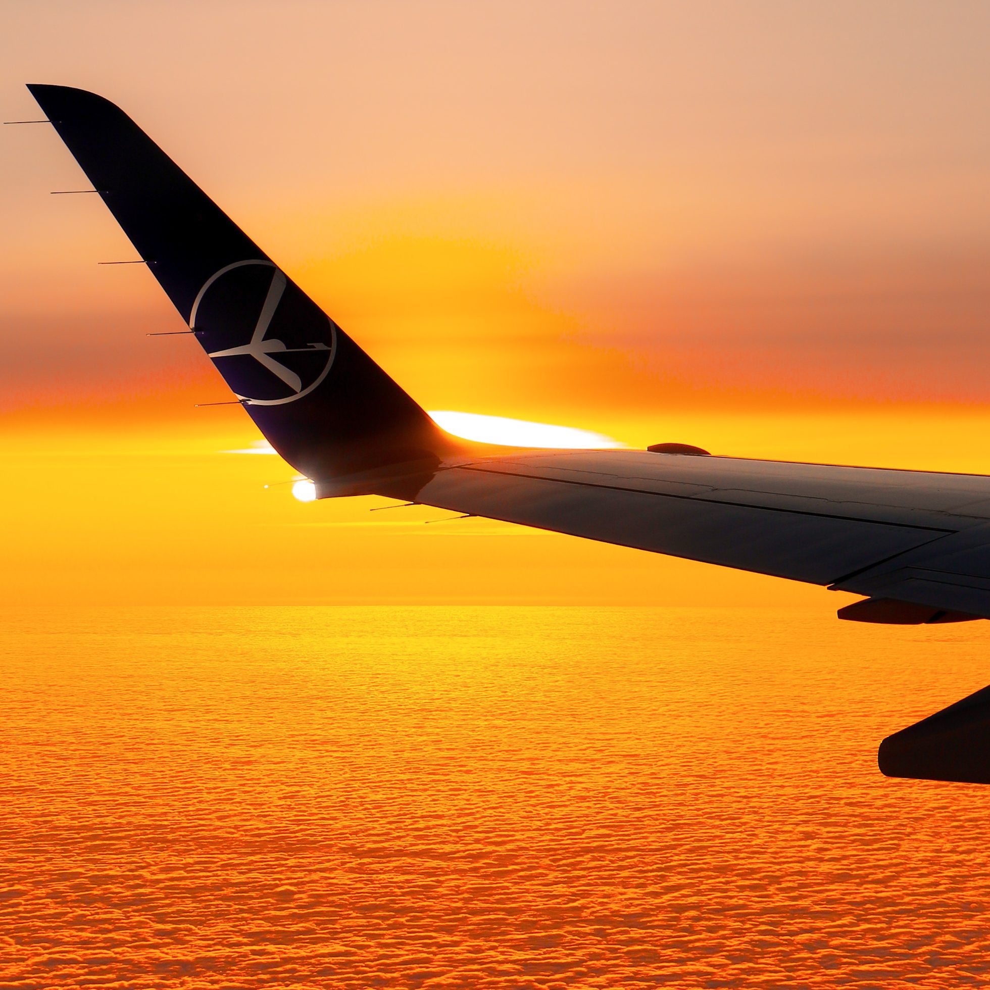 Skrzydło Embraera 175 o wschodzie słońca/ Embraer 175 wing view during flight at sunrise - fot. Kamil Wrzosek