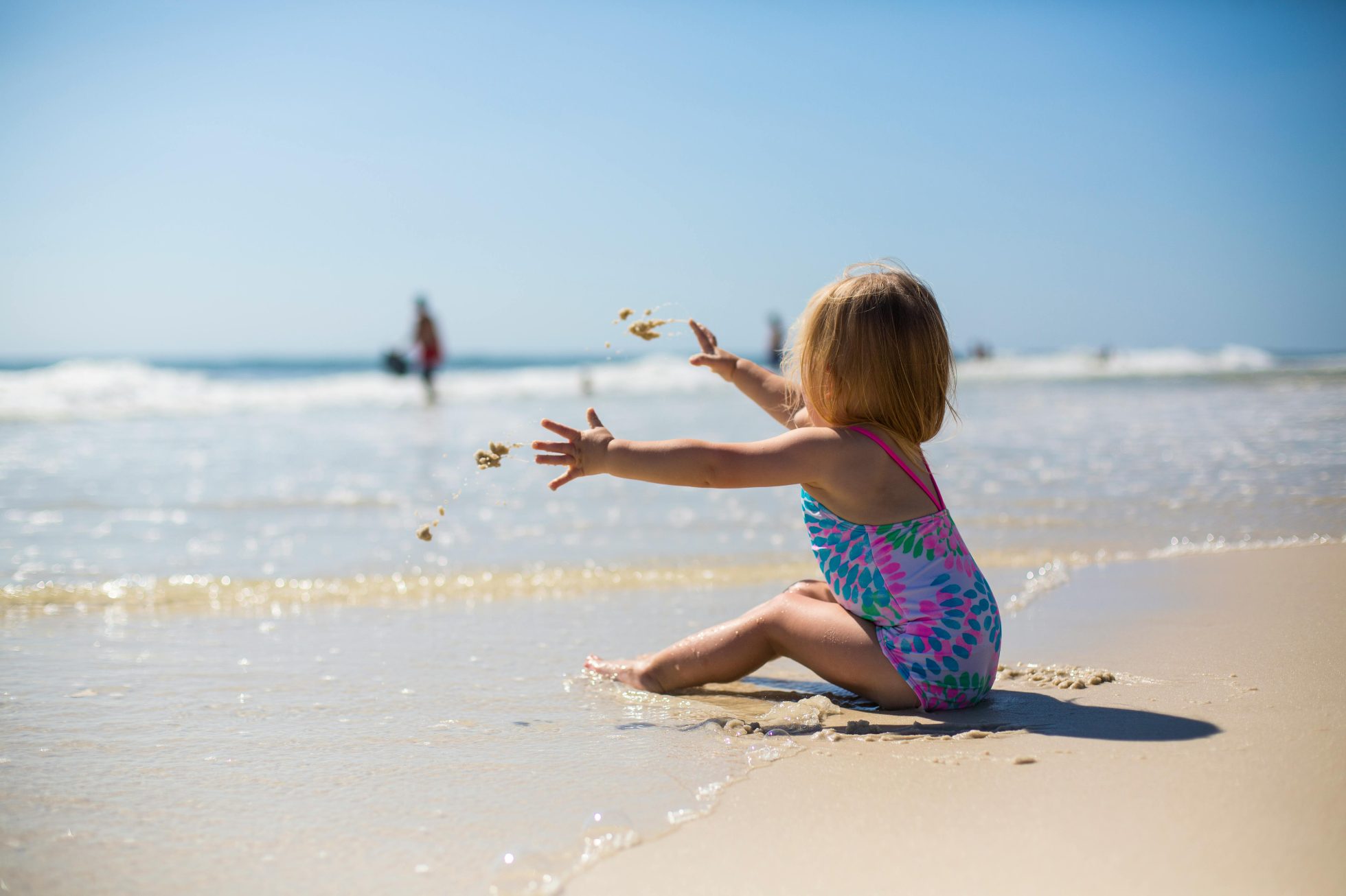Dziecko bawi się na plaży.