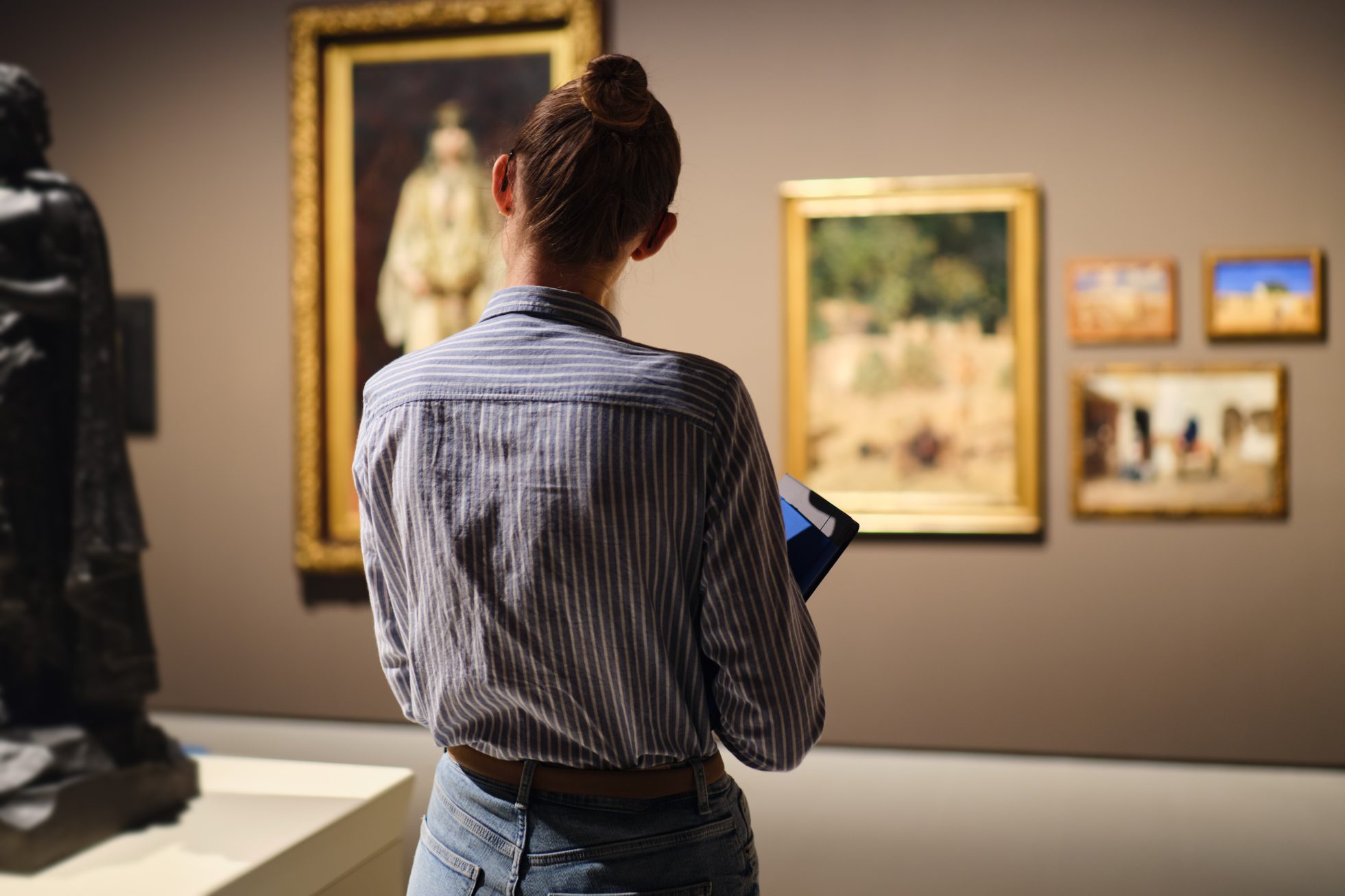 Wizytor w muzeum historycznym ogląda obiekt sztuki.