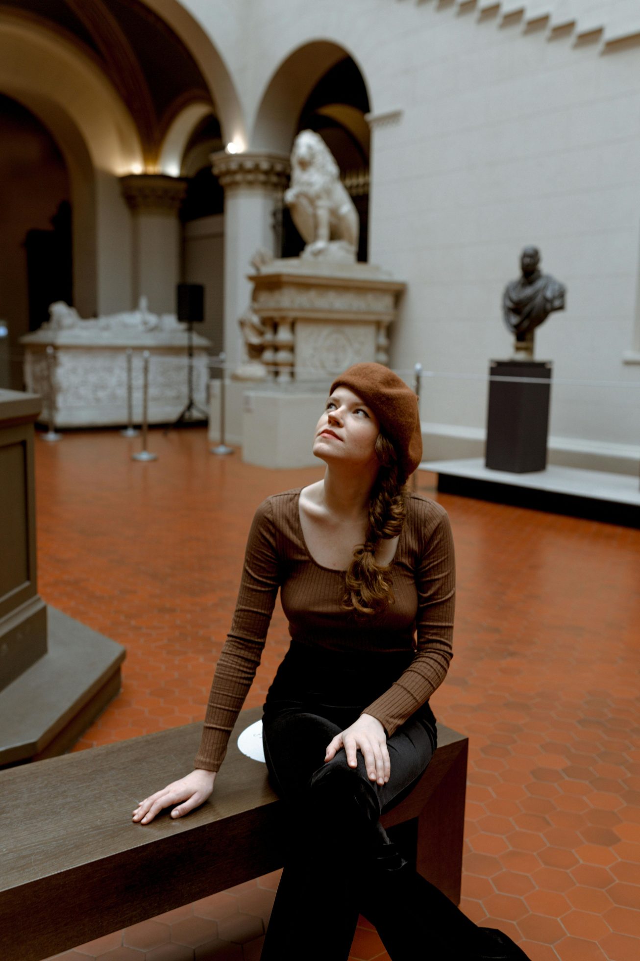 Mujer joven explora museo, viendo exhibiciones.