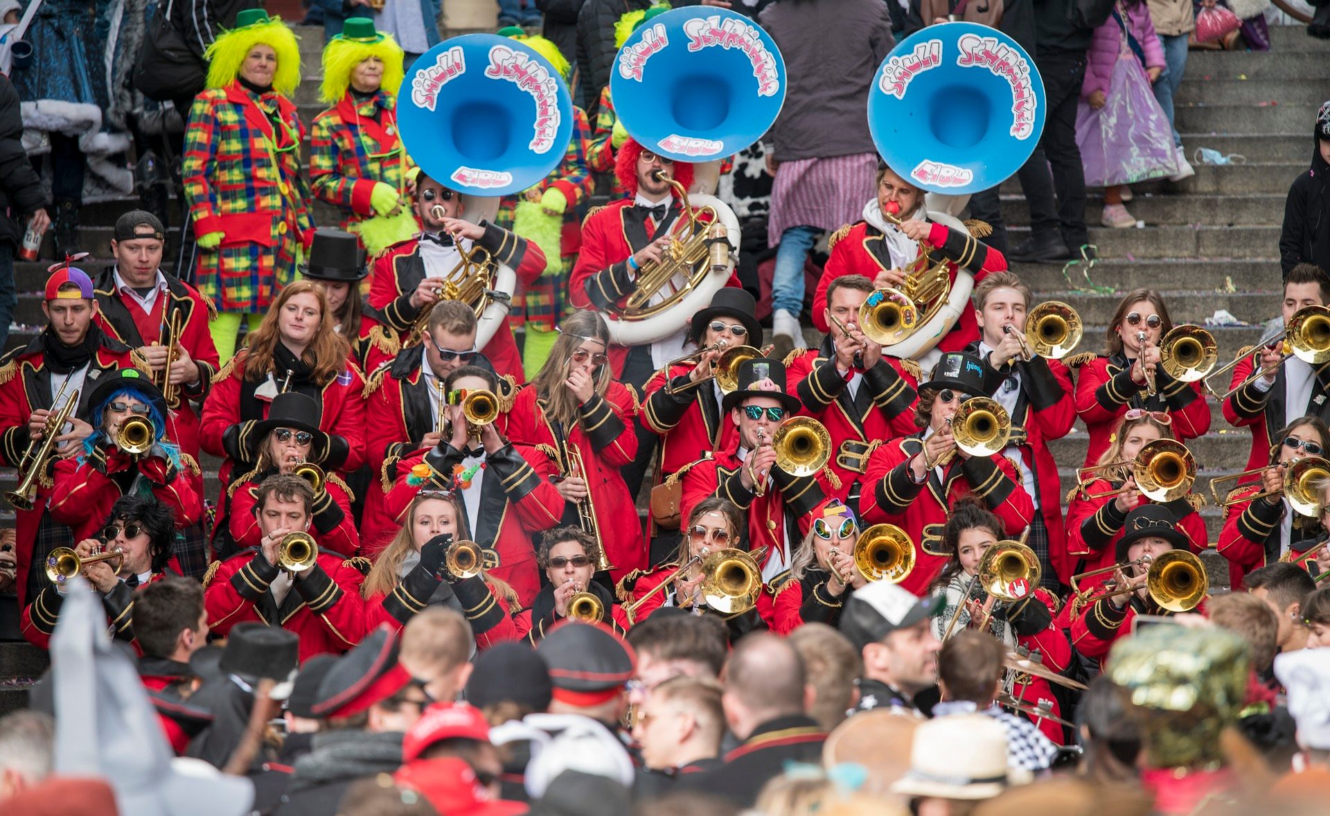 Orkiestra grająca na instrumentach.