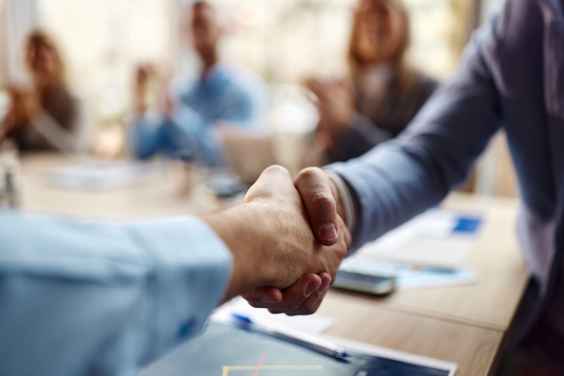 Uścisk dłoni dwóch osób w garniturach