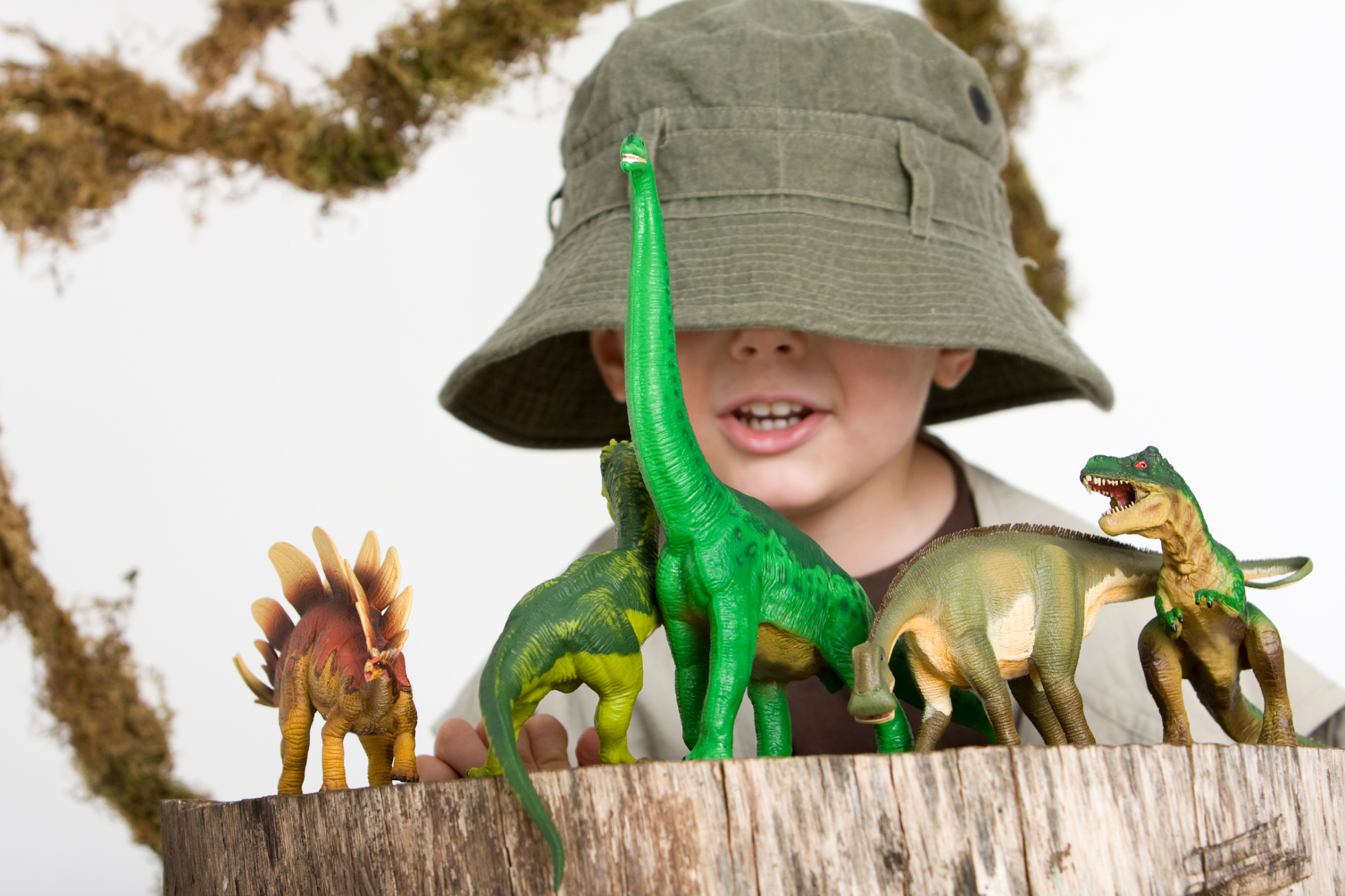 Dziecko bawiące się dinozaurami.