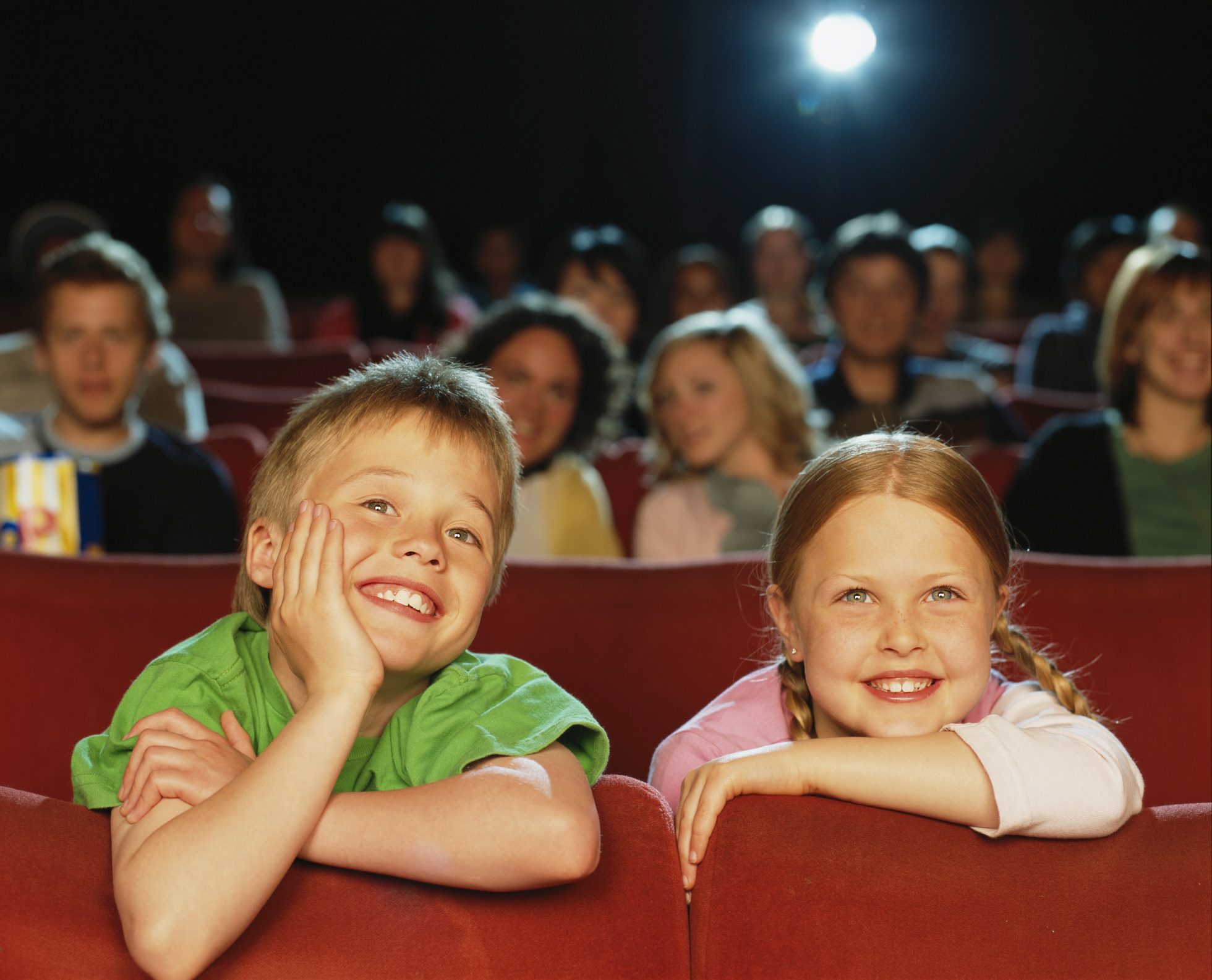 Dzieci w kinie oglądają film.