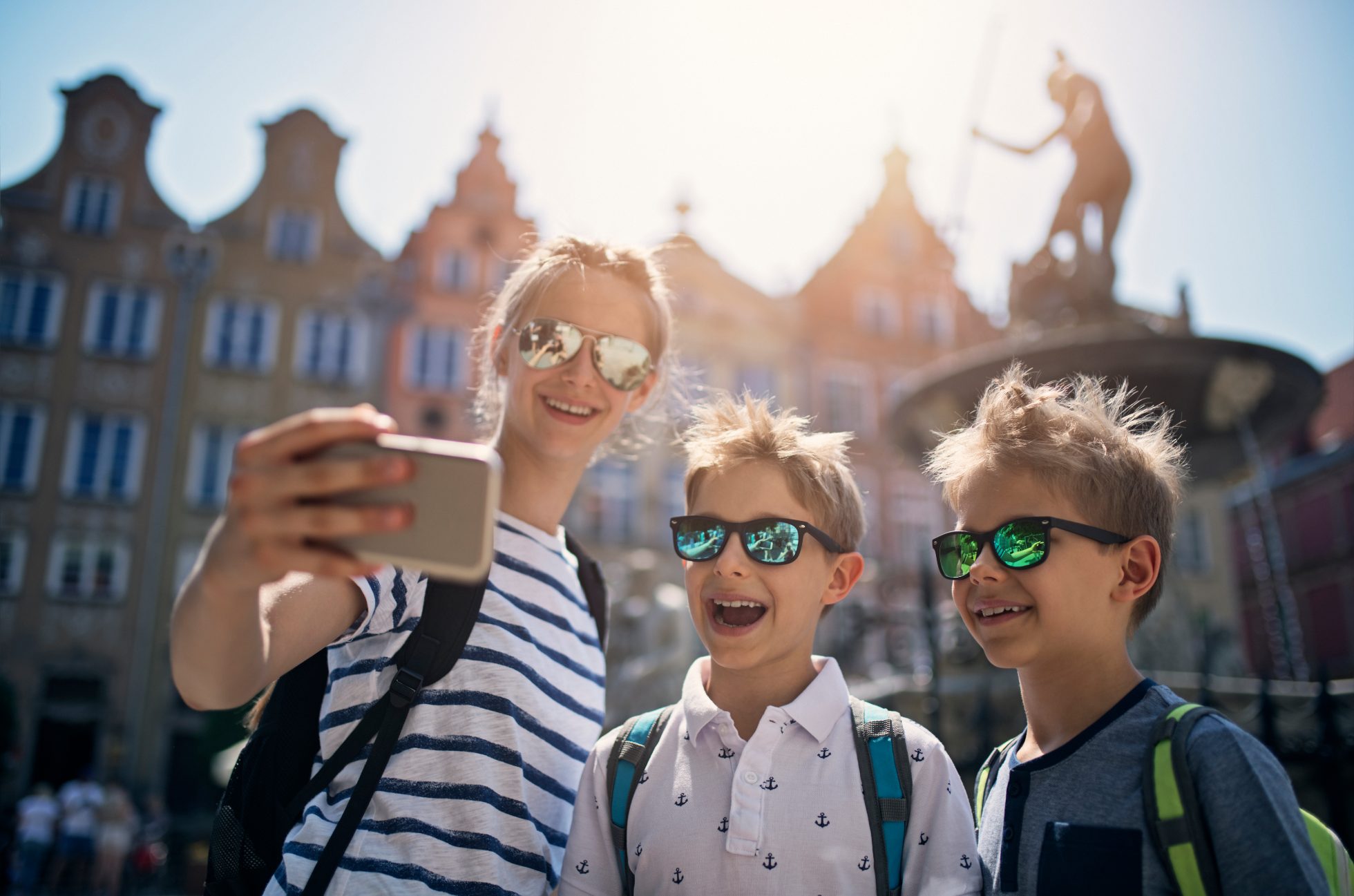 Dzieci robiące sobie selfie w mieście