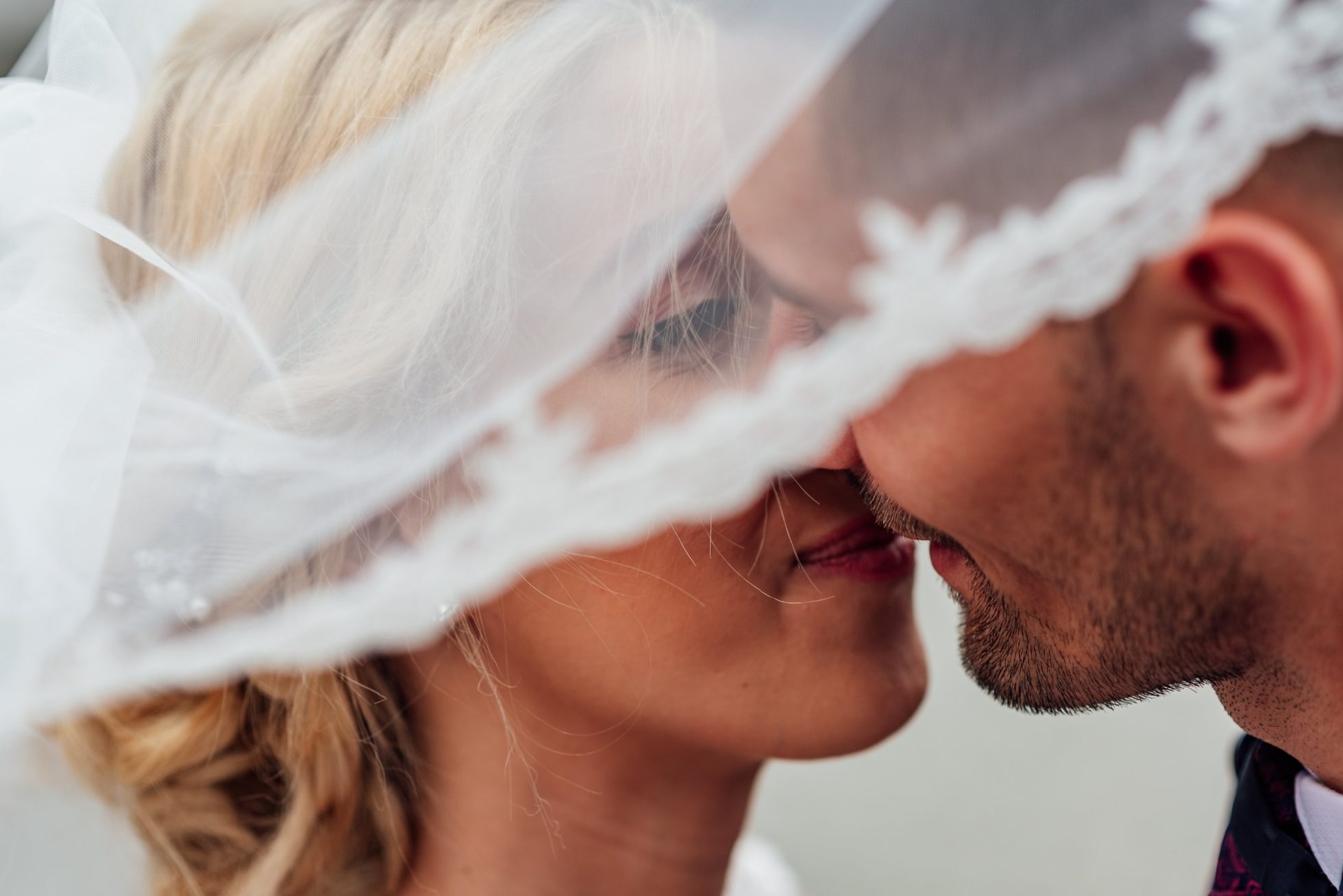 portret nowożeńców patrzących się sobie w oczy, wesele za granicą