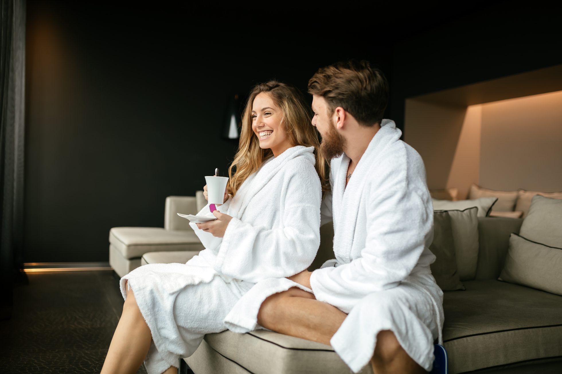 Para w szlafrokach relaksująca się w spa