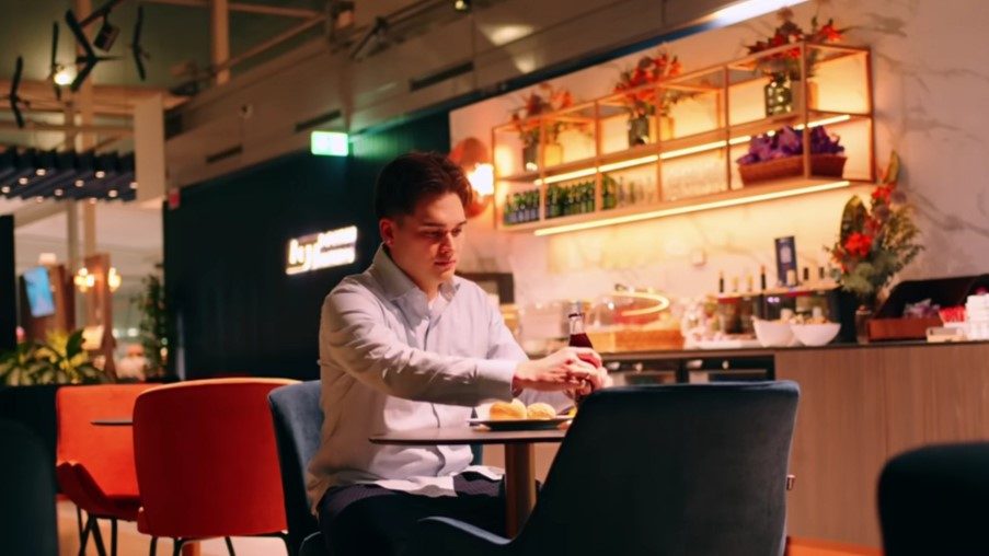 Mężczyzna siedzący przy stoliku w LOT Business Lounge Polonez