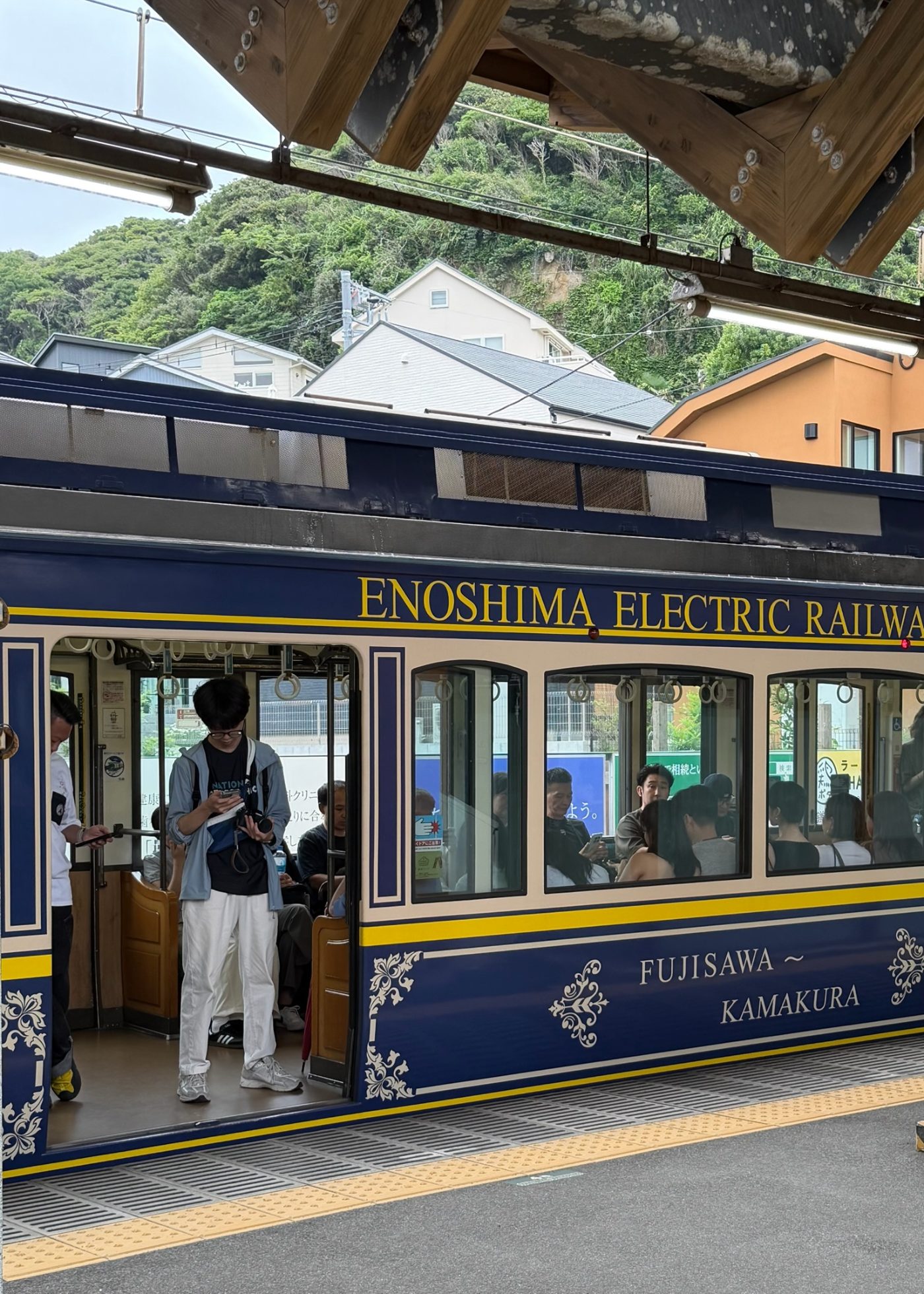Pociąg z Kamakury do Enoshimy w Japonii